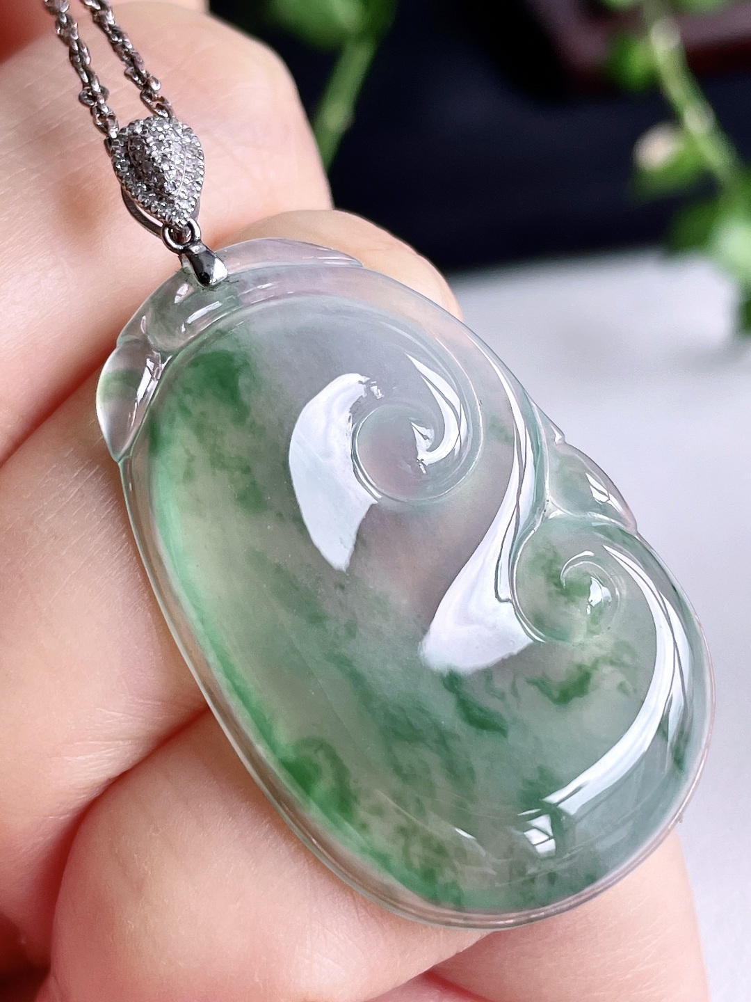 【镶嵌】如意吊坠，【说明】缅甸 18k金镶嵌 无裂 性比高，【整体】42，【裸石】35-22.2-4，【重量】6.3克