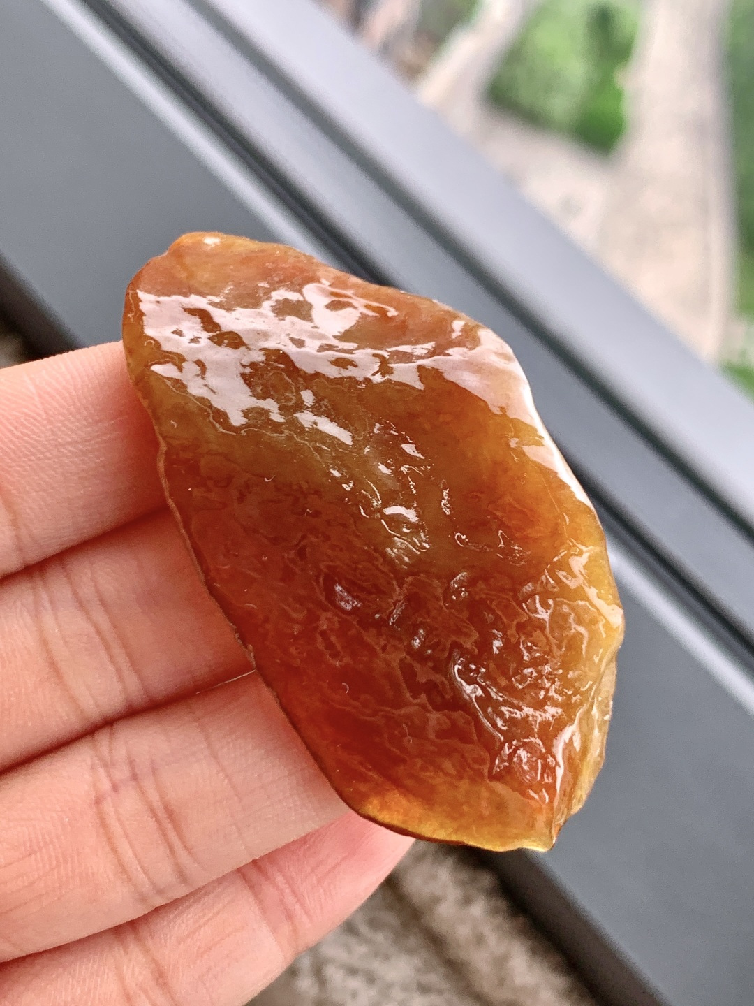 ️冰黄翡/牌子料/片料/板料/特色料题材】可做牌子、人物、山水、动物、花件……等推荐参考【尺寸】65-31.8-10.4【重量】31.3克材料优选•熔金凝玉映初心，暖韵流光自入魂。•如落日熔金凝于玉上，暖调的黄翡似被秋阳浸透，带着蜜蜡般的柔光，又有冰底的清透藏于其中。天然随形的轮廓里，裹着岁月沉淀的温润，观之如沐暖阳，心也跟着变得柔软安稳。