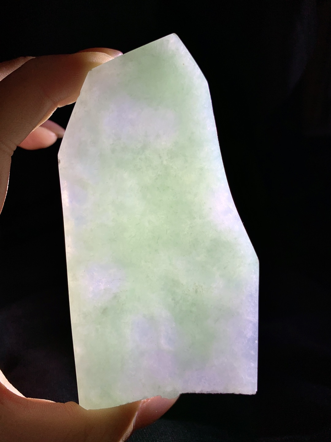 ️冰飘花/牌子料/片料/板料/特色料题材可做牌子、人物、山水、动物、花件……等推荐参考99.4-52.8-7.2107.8克材料优选厚装片料藏千意，一琢一成皆入禅。此料为冰春彩飘花大料胚，紫韵温婉，绿意灵动，冰质澄澈如月下流泉。厚装大料形制舒展，留白丰沛，既宜雕琢大件山水、人物摆件，呈恢弘意境；亦可拆分制牌，藏方寸雅趣。是集颜值与潜力于一身的匠心之选，承载“春满乾坤，紫气东来”的美好期许。