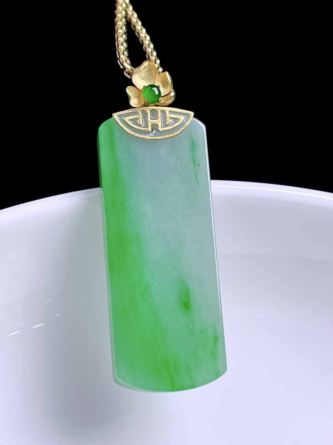 ️ 冰飘绿花无事牌 花色灵动，种老水润，18k金镶嵌 整体：33.6 裸石：28.9/11/4 ss50182a