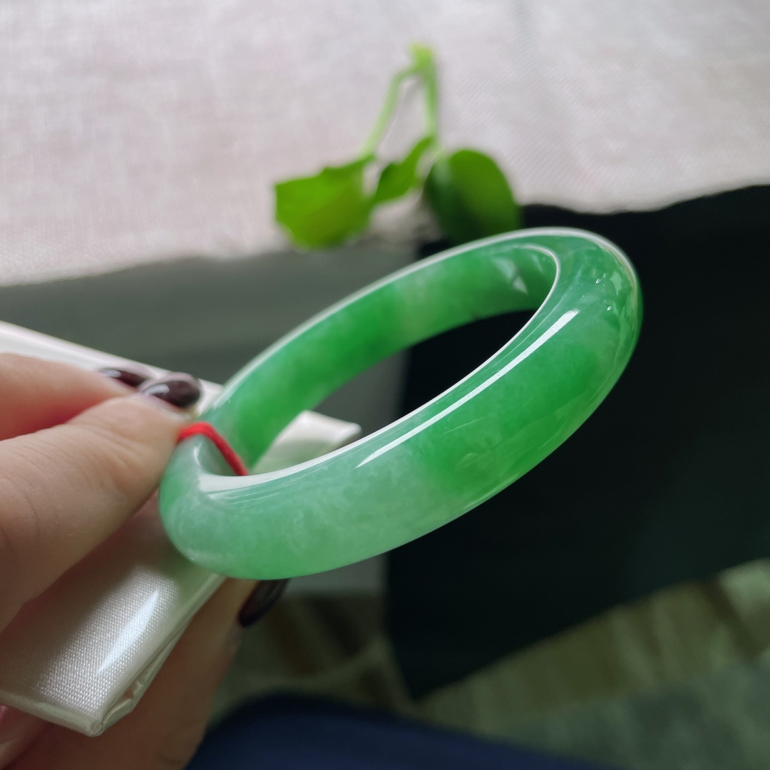 52.6/11.2/8.5，满绿正圈，青翠欲滴，是雨后初霁的远山，绿意绵延，皮纹，无裂，ss51703a