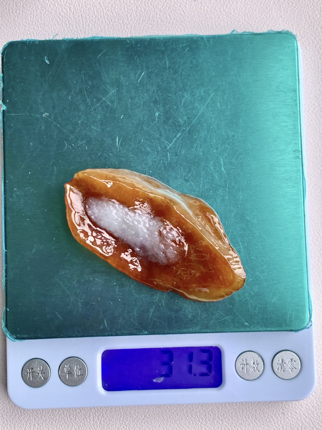 ️冰黄翡/牌子料/片料/板料/特色料题材】可做牌子、人物、山水、动物、花件……等推荐参考【尺寸】65-31.8-10.4【重量】31.3克材料优选•熔金凝玉映初心，暖韵流光自入魂。•如落日熔金凝于玉上，暖调的黄翡似被秋阳浸透，带着蜜蜡般的柔光，又有冰底的清透藏于其中。天然随形的轮廓里，裹着岁月沉淀的温润，观之如沐暖阳，心也跟着变得柔软安稳。