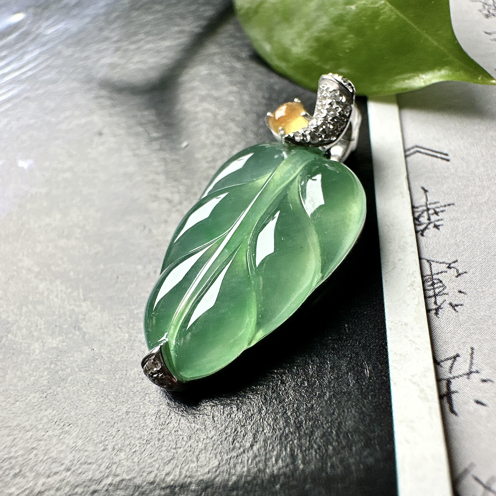 【冰种晴绿叶子】金枝玉叶，质地细腻，冰润透亮，光泽出众，18k金钻镶嵌，裸石尺寸21*12*4.6毫米