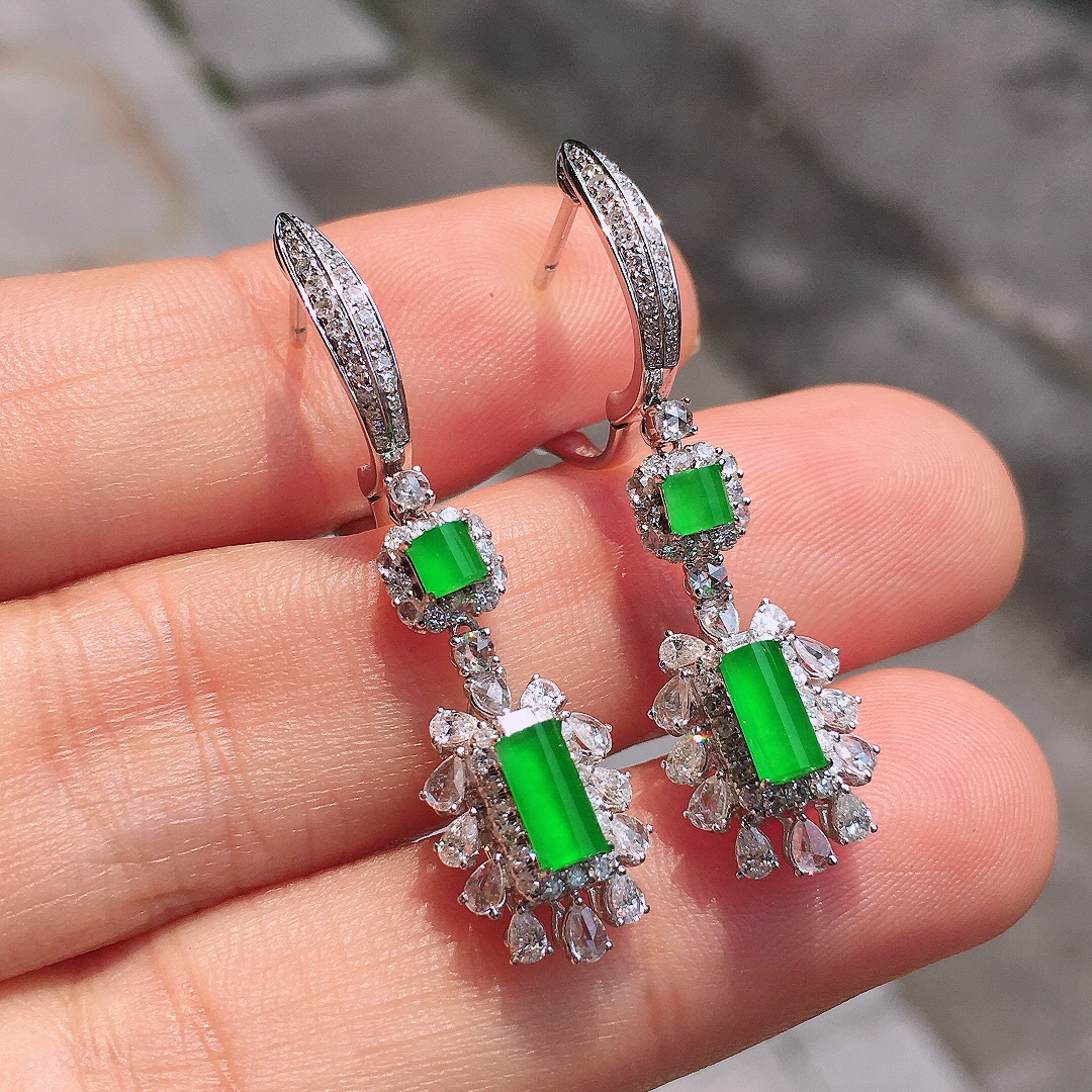 阳绿二合一耳坠，色泽均匀艳丽，玉质细腻，荧光感超
强，饱满圆润，尽显优雅气质，18k
金豪华镶嵌