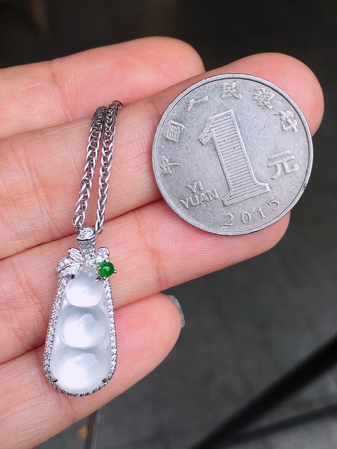 冰种福豆吊坠，玉质细腻，荧光感超
强，饱满圆润，尽显优雅气质，18k
金豪华镶嵌