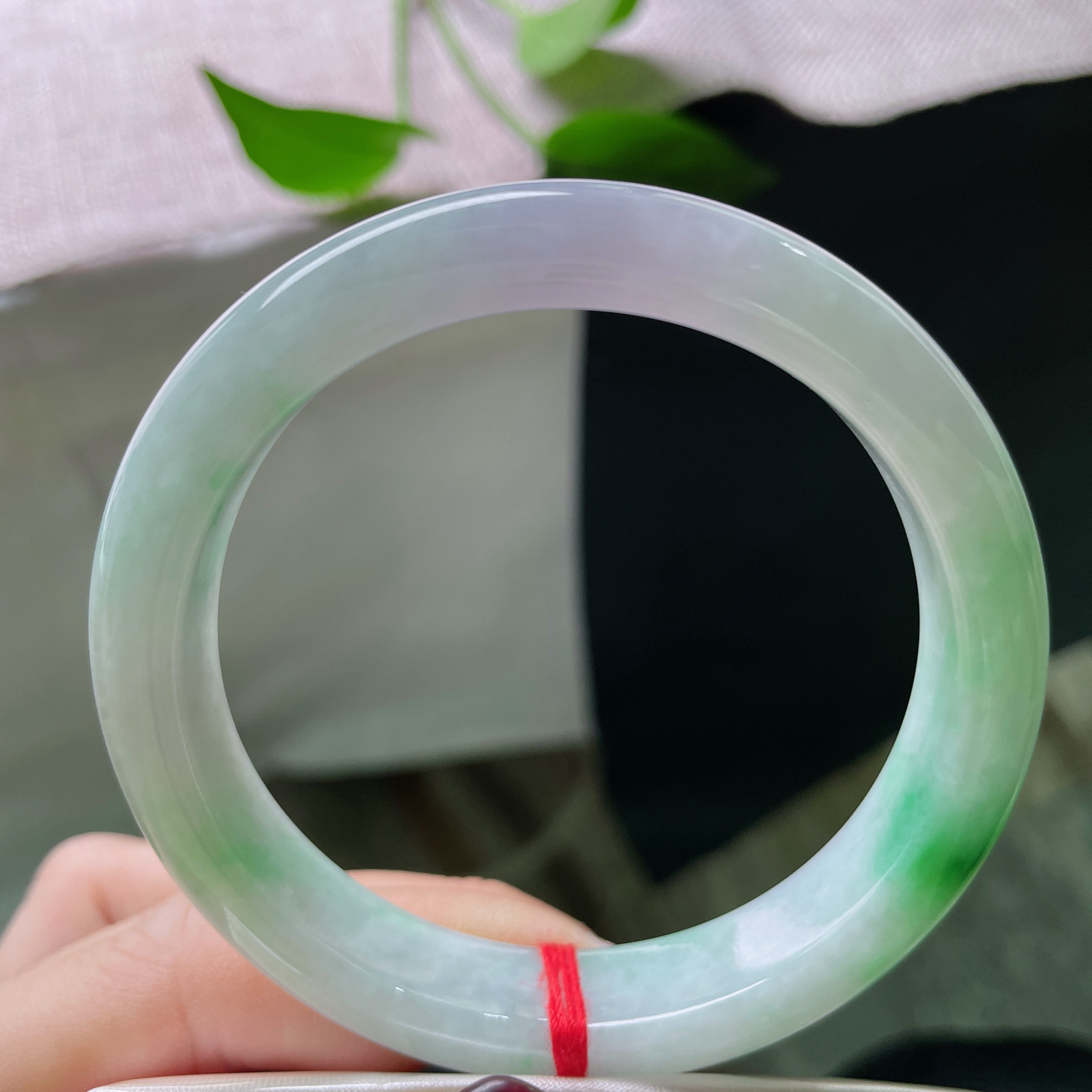 57.1/12/8.1，春彩正圈，是丁香路过黎明时，遗落的薄雾。一点皮纹不显，ss51285a..