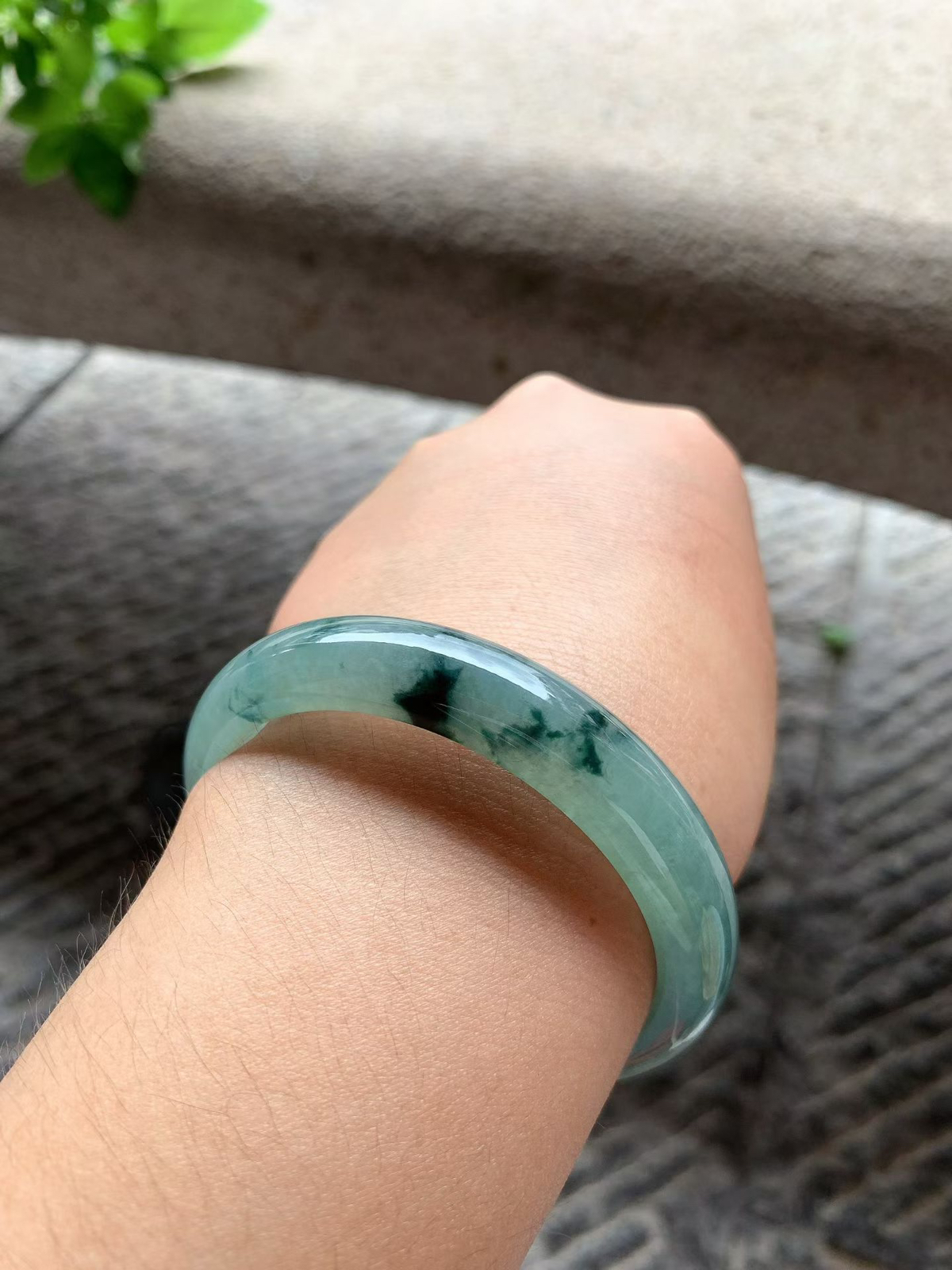 飘花正圈手镯尺寸55.5*11.8*7.5 玉质细腻，通透水润，冰油底色，光泽清亮，水墨花色，灵动飘逸！