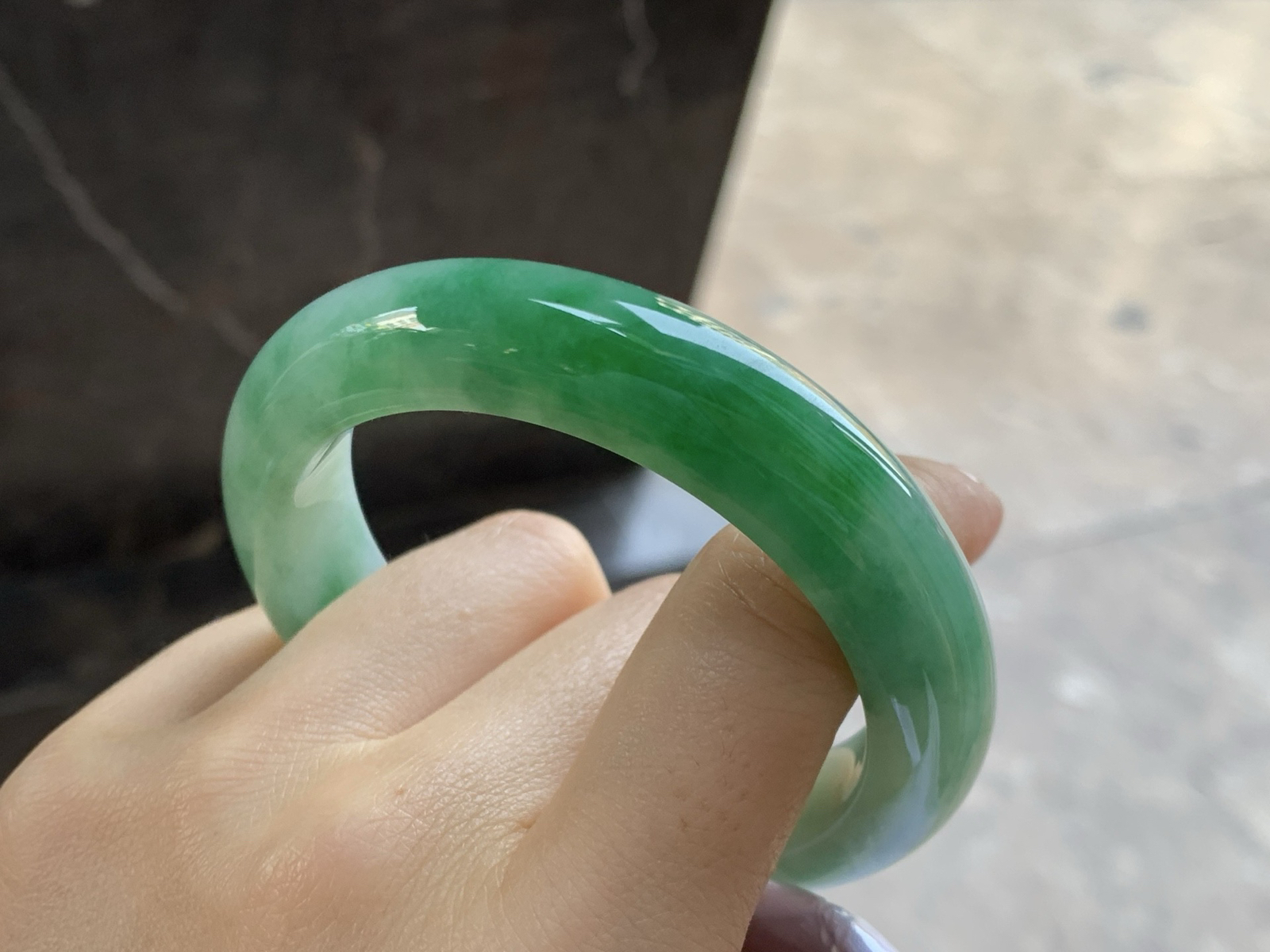 55-12.9-9.5

辣绿色手镯^_^底子细腻 绿色浓郁