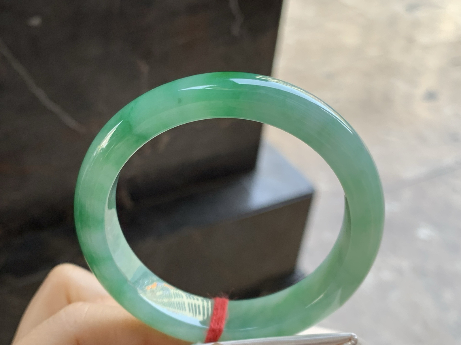 55-12.4-8.3

细糯带色手镯^_^底子细腻 绿色浓郁