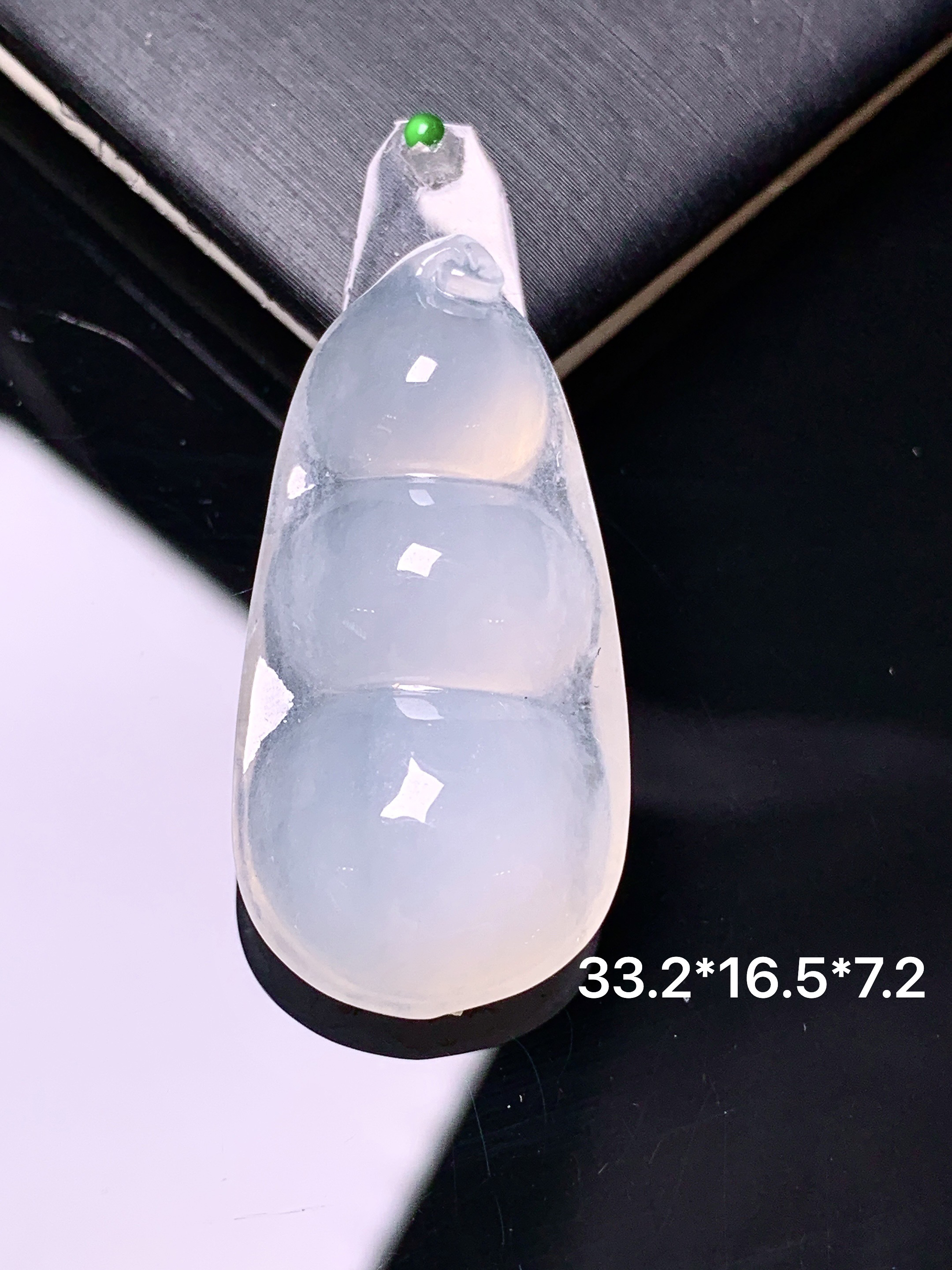 镶嵌款 冰种四季豆吊坠 玉质细腻 色泽艳丽清新 水润亮眼 整体尺寸33.2*16.5*7.2*2x