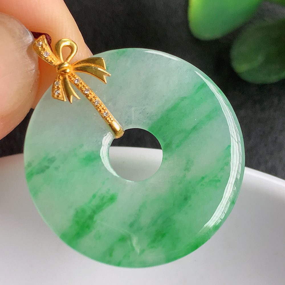 18k金冰润飘绿平安环翡翠吊坠，质地细腻，清秀高雅，饱满圆润  款式大方经典，颜色鲜艳，沁人心脾，高质量精品   W003.22整体尺寸：30.3-2.6mm