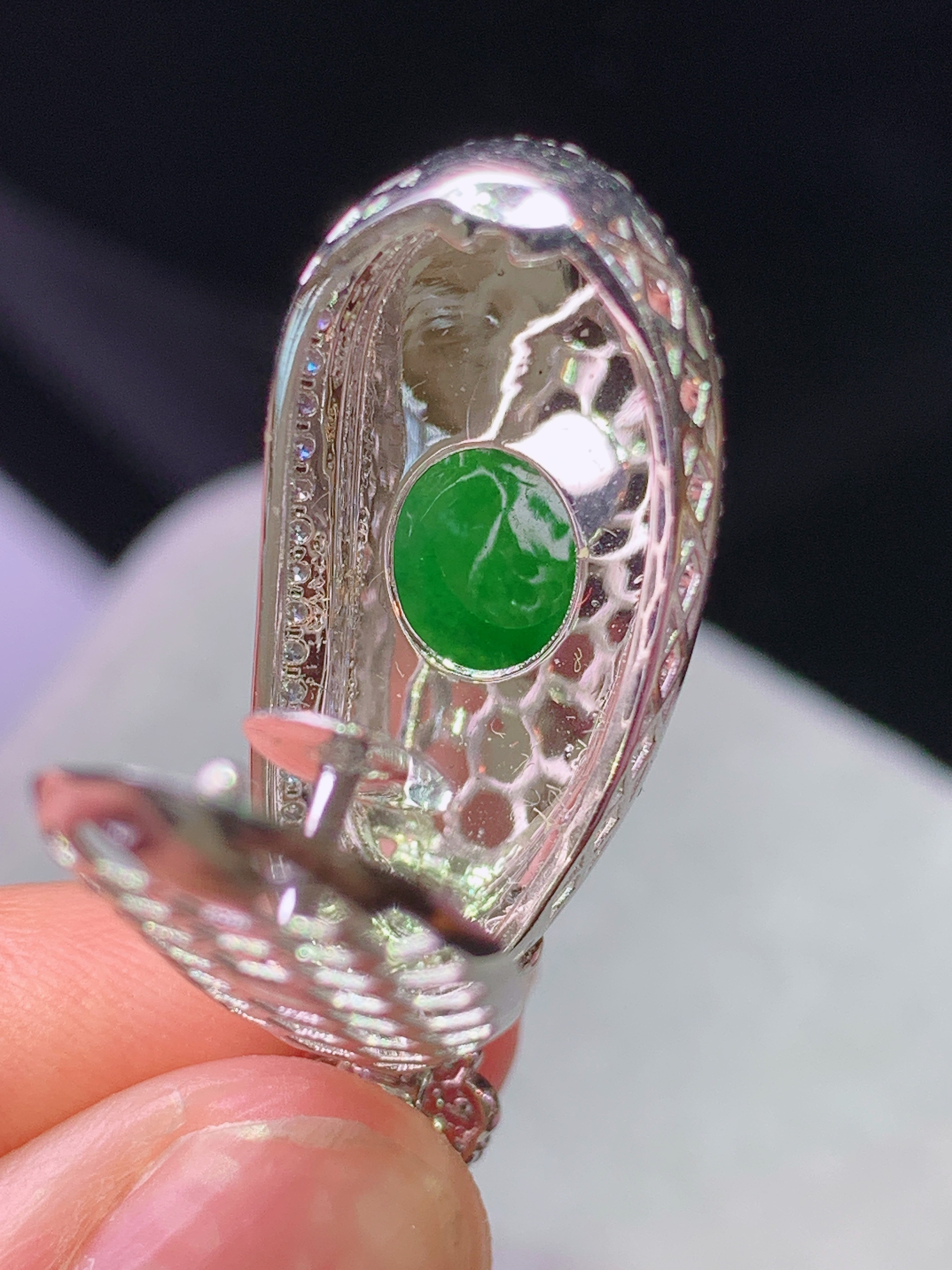 18k金钻镶嵌冰阳绿四季豆吊坠 玉质细腻 色泽艳丽清新 水润亮眼 整体尺寸35.6*13.3*10L2