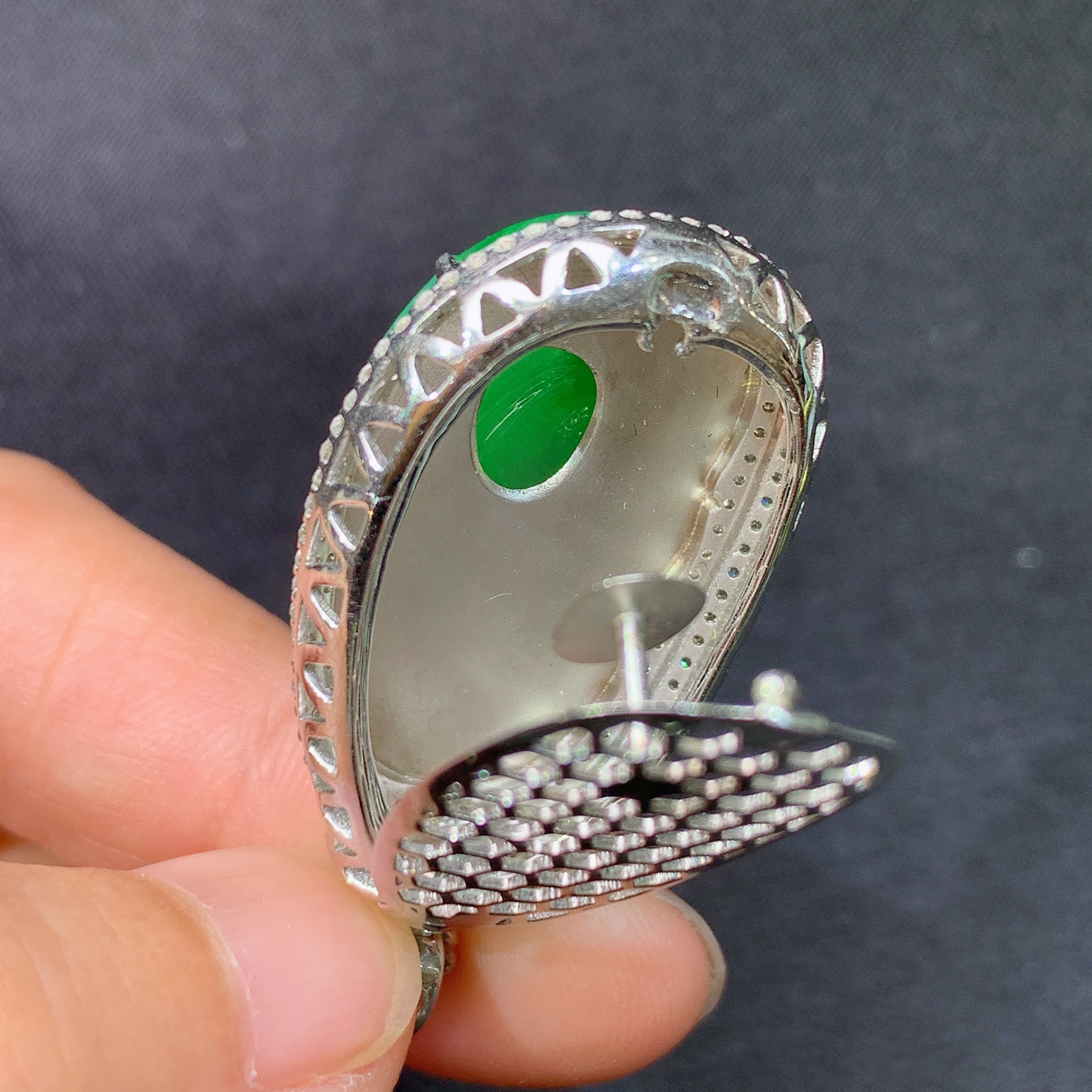 冰阳绿如意吊坠，18k金镶嵌，冰润色阳，玉质细腻，种水足，Xj 尺寸39.1*19.2*11.1