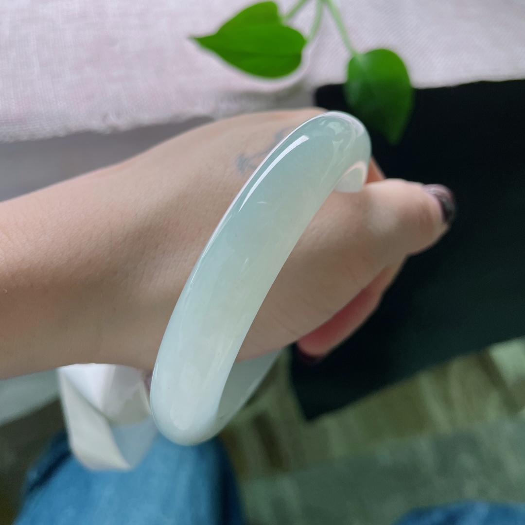 57.7/12.2/8.9，冰晴底正圈，裁一块初晴的天空，封入冰肌玉骨。 腕间自有清风明月。无裂，ss51839a