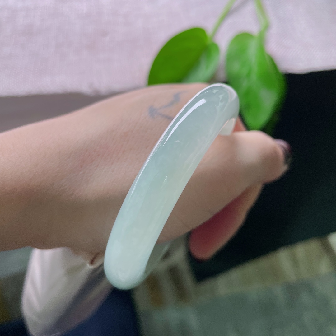 51.8/11.2/8.5，冰晴底正圈，洒金，冰为骨，晴为魂，清冷美人镯。一点皮纹，ss51773a