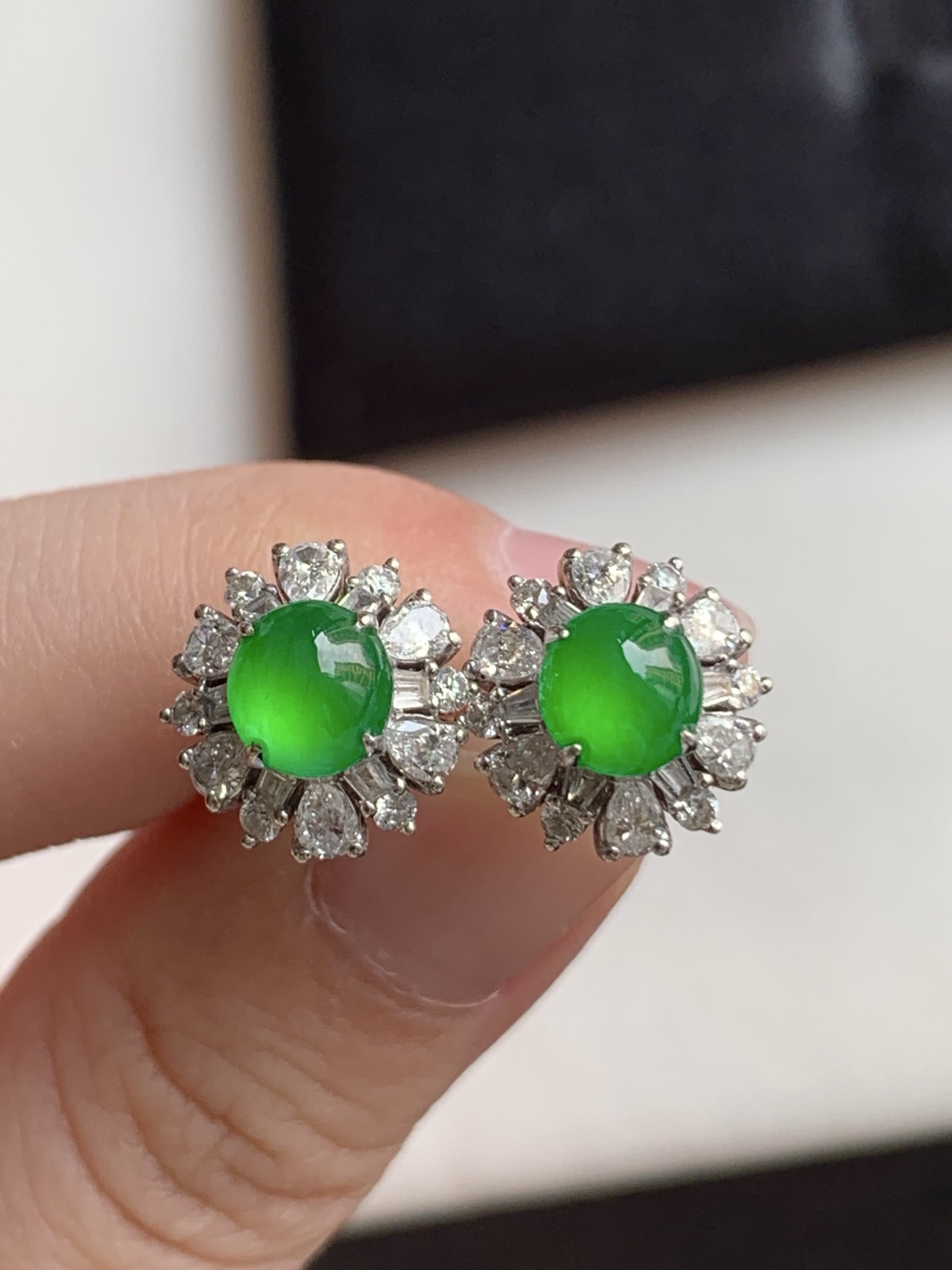 ️【18K金镶嵌蛋面耳钉】种老细腻，色阳浓郁起胶，尺寸：成品：11.5*11.5*7.7，裸石：6.1*5.7,b17422