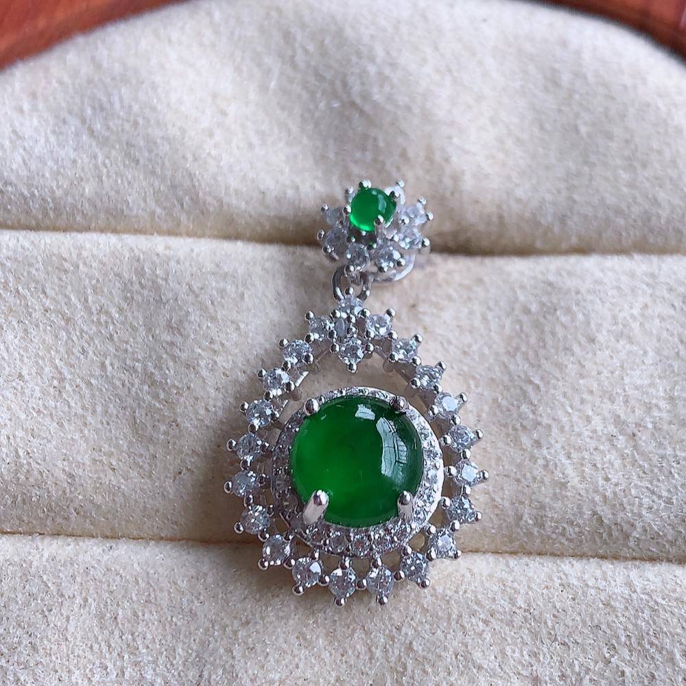 冰润翡翠925银镶嵌蛋面吊坠，自然光实拍，翠色灵动，颜色漂亮，种老水足，品相佳，佩戴佳品！W815.22取一整体尺寸：15.6-7.3mm 裸石尺寸：6.9mm