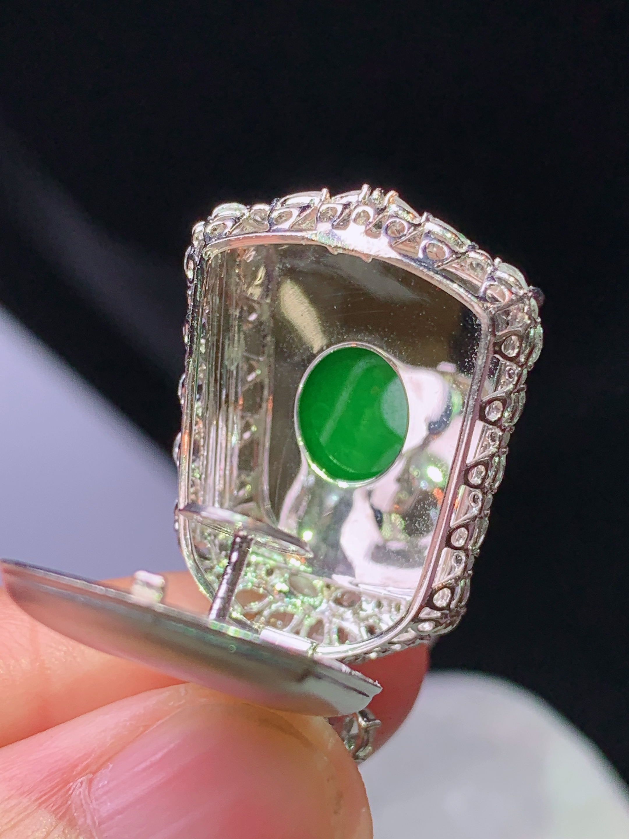 18k金钻镶嵌阳绿无事牌吊坠 玉质细腻 色泽艳丽清新 水润亮眼 整体尺寸33.2*18.8*9.5s2