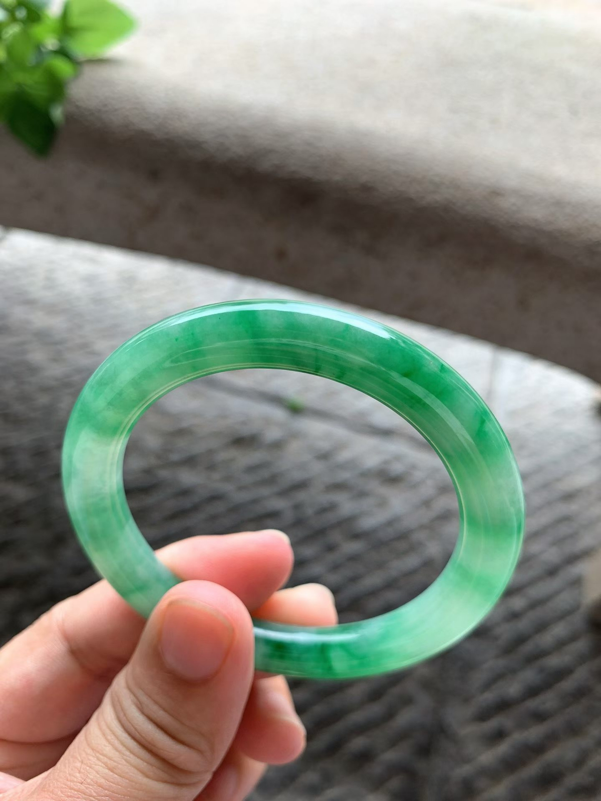 满绿圆条手镯尺寸53.8*9*9 底子细腻干净，通透水润，颜色鲜亮，上手耐看又显贵！