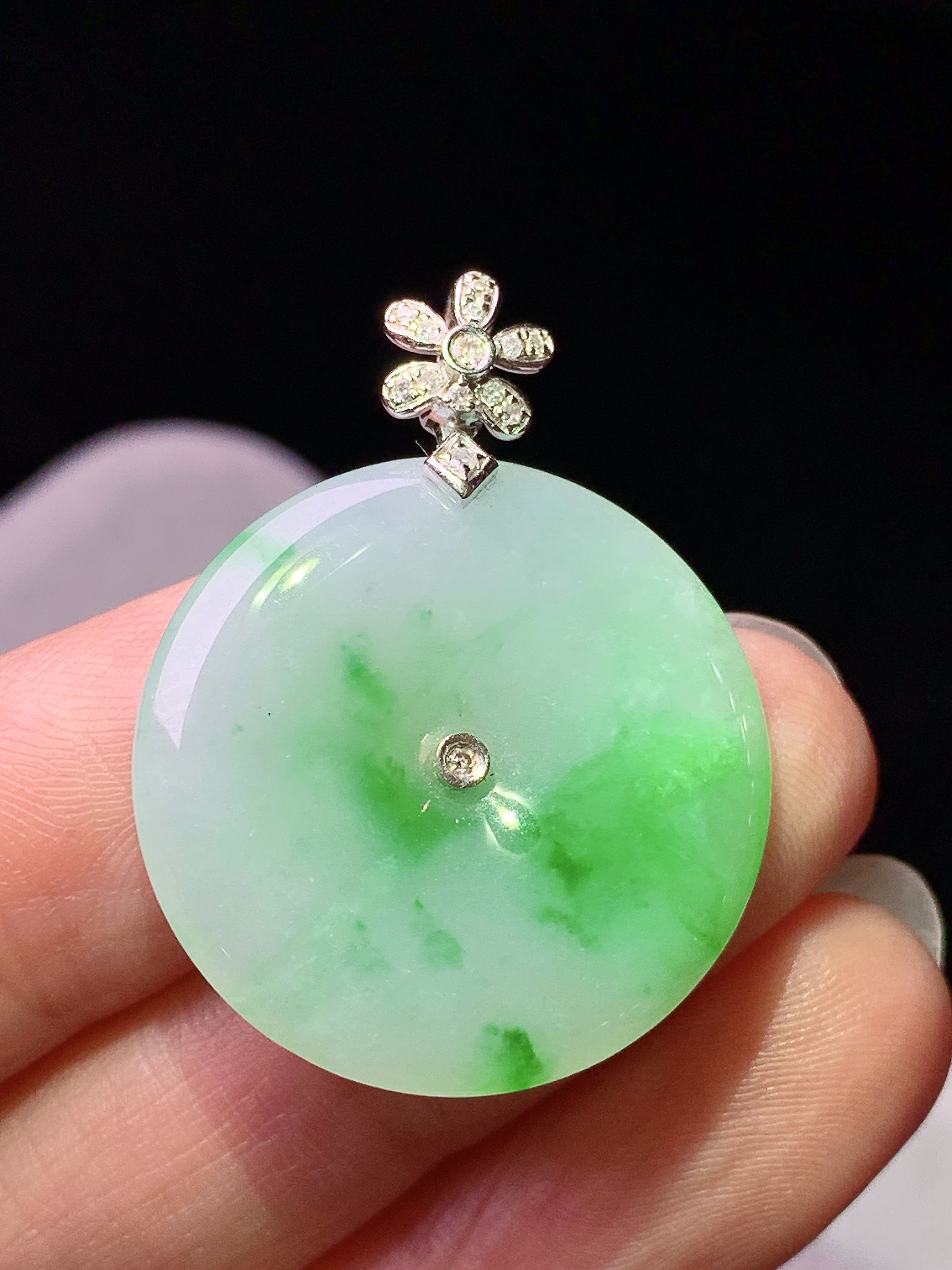 18k金钻镶嵌飘绿平安扣吊坠 玉质细腻 色泽艳丽清新 水润亮眼 整体尺寸31.2*24*3.8z1