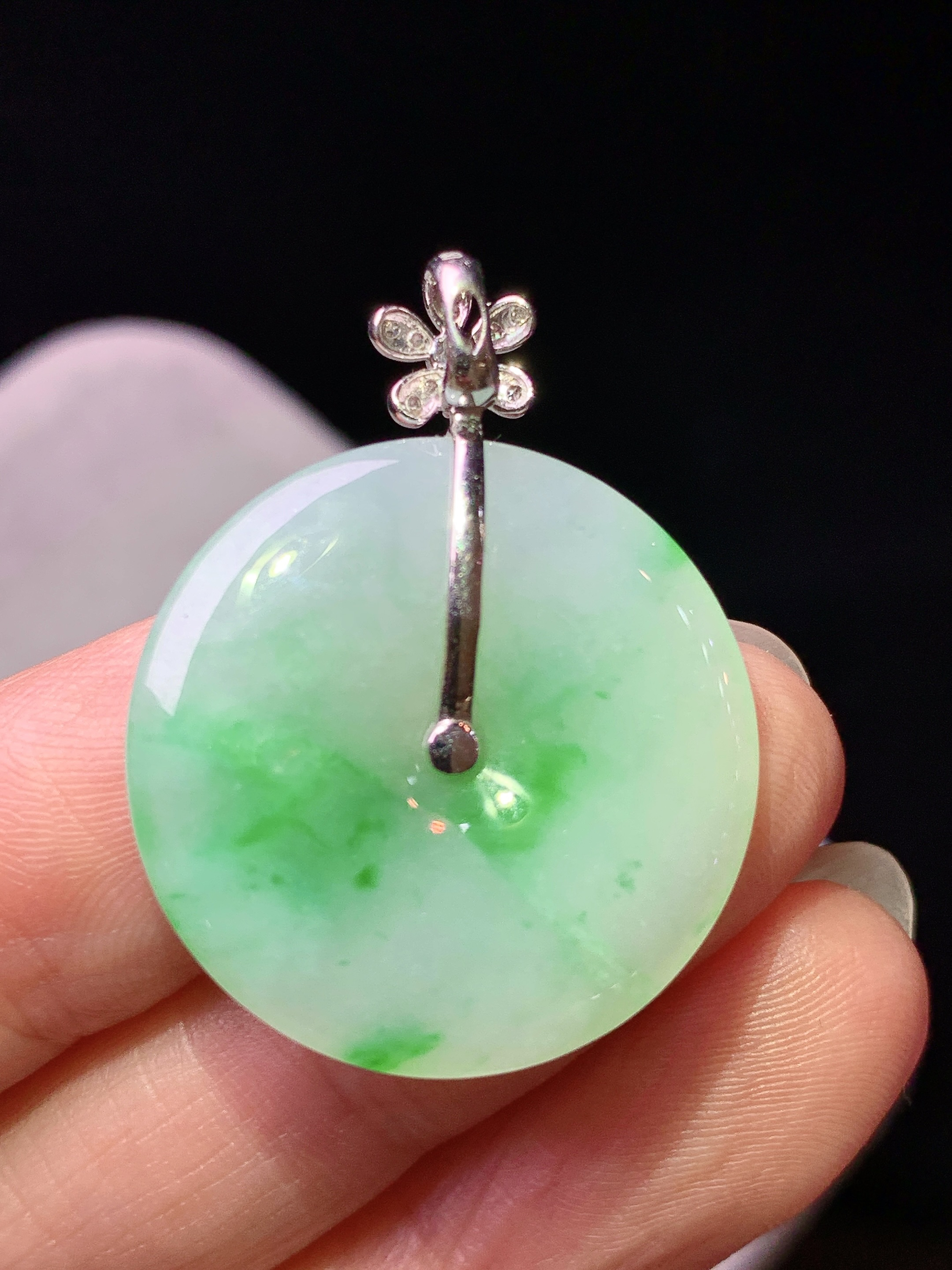 18k金钻镶嵌飘绿平安扣吊坠 玉质细腻 色泽艳丽清新 水润亮眼 整体尺寸31.2*24*3.8z1