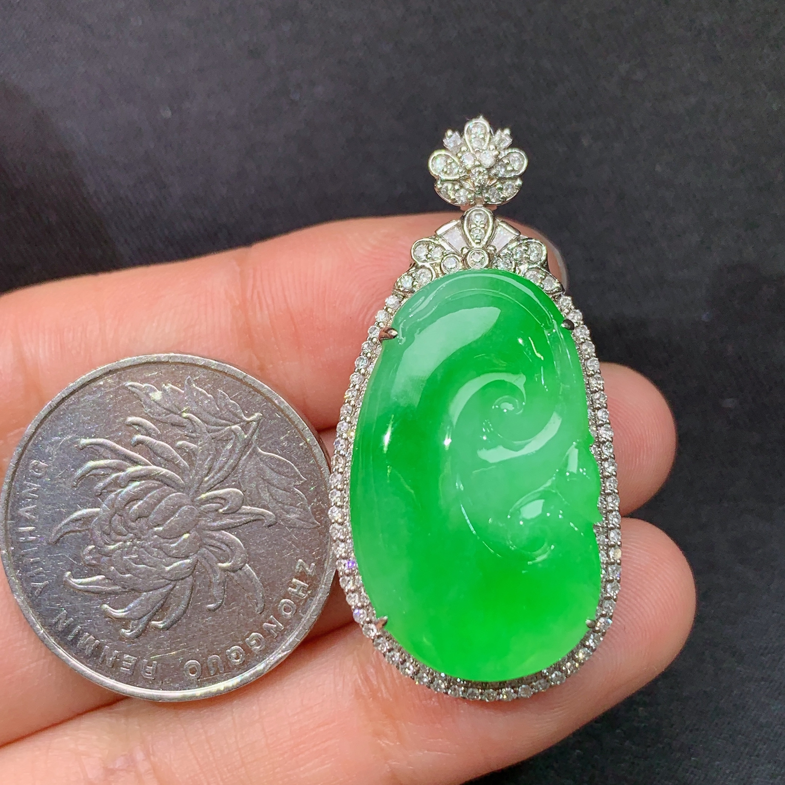 冰阳绿如意吊坠，18k金镶嵌，冰润色阳，玉质细腻，种水足，Xj 尺寸39.1*19.2*11.1