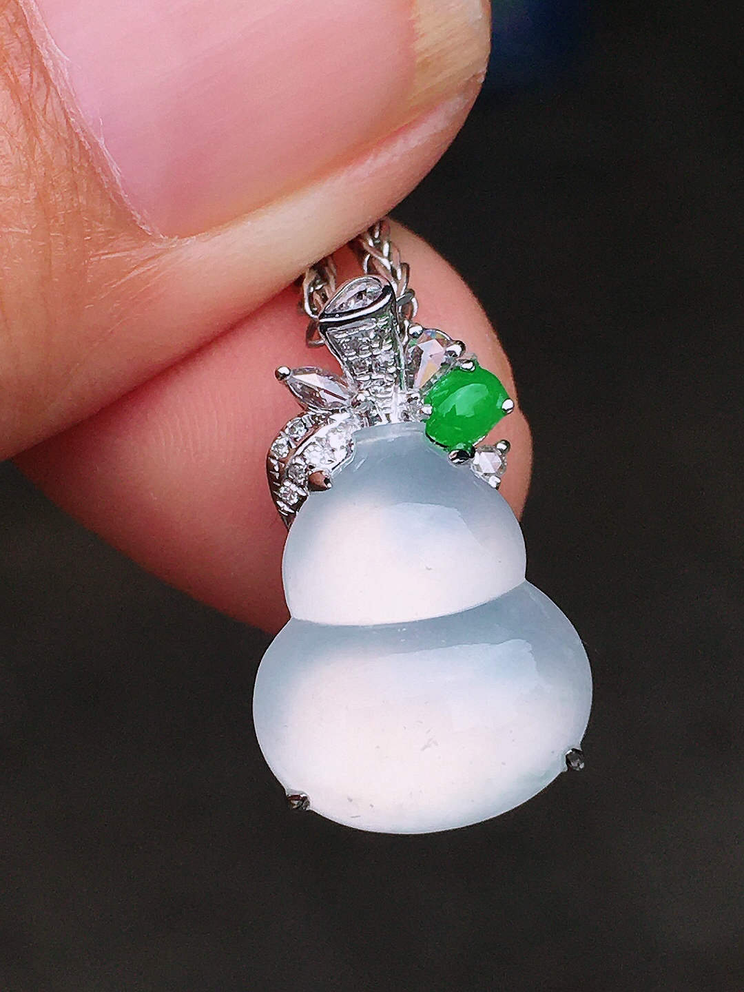 冰种葫芦吊坠，玉质细腻，荧光感超
强，饱满圆润，尽显优雅气质，18k
金豪华镶嵌