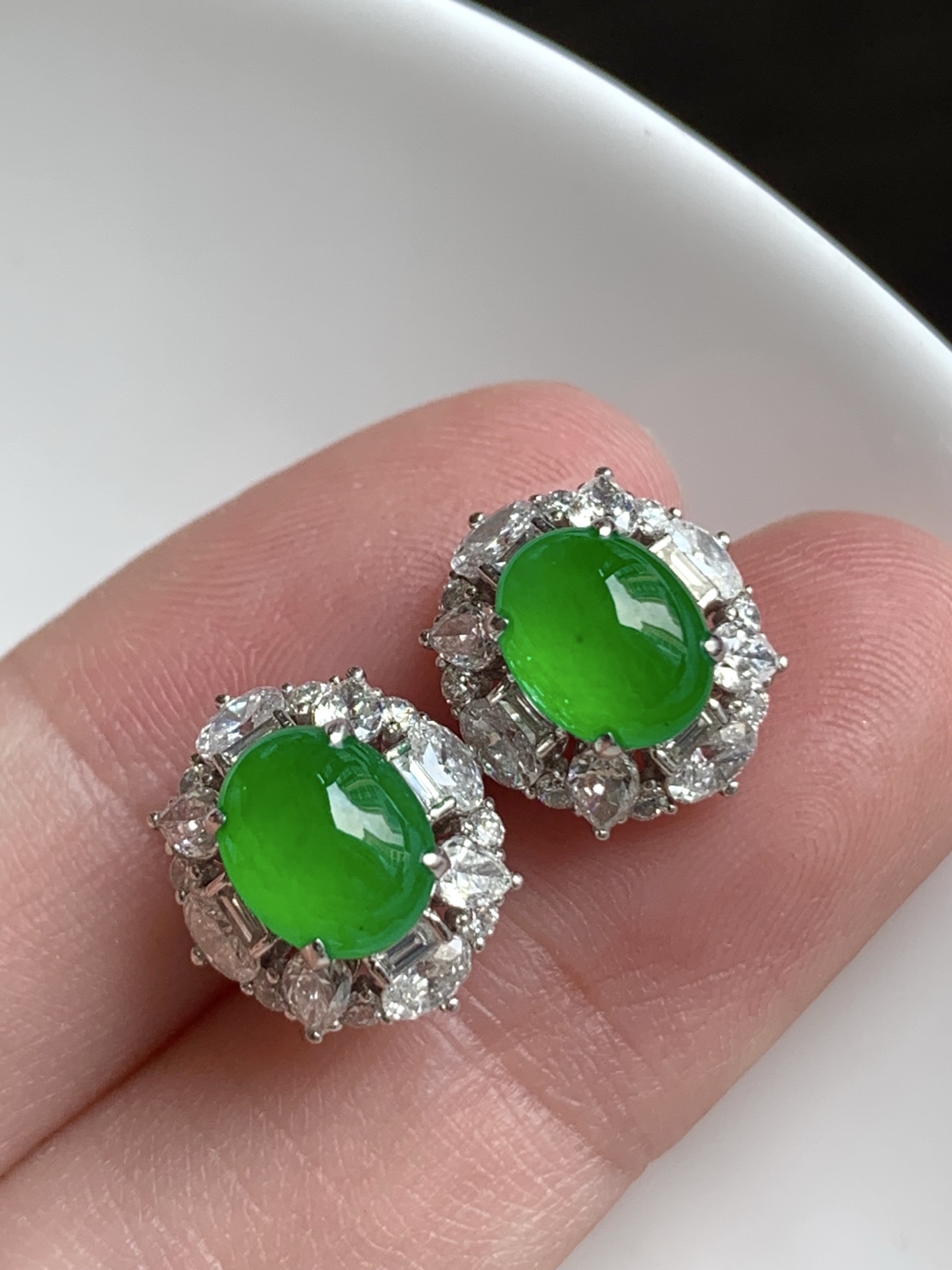 ️，18k金镶嵌蛋面耳钉，种老细腻，色阳浓郁起胶，尺寸：成品：12.1*11*8.1，裸石：7.3