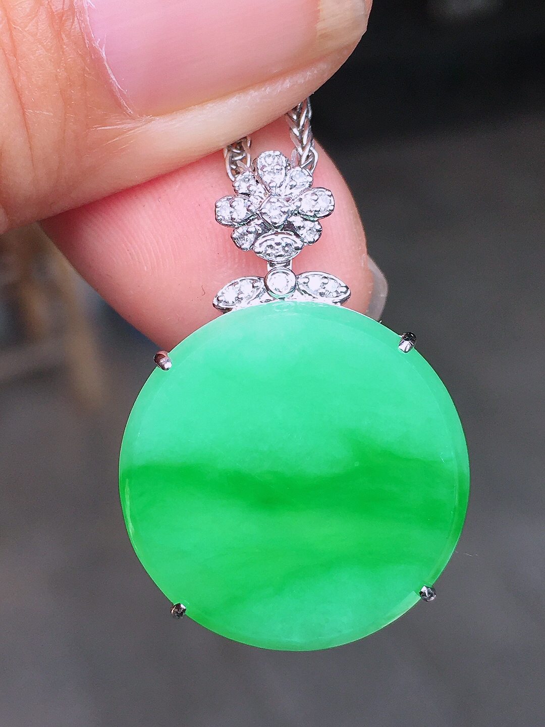 阳绿平安扣吊坠，色泽均匀艳丽，玉质细腻，荧光感超
强，饱满圆润，尽显优雅气质，18k
金豪华镶嵌