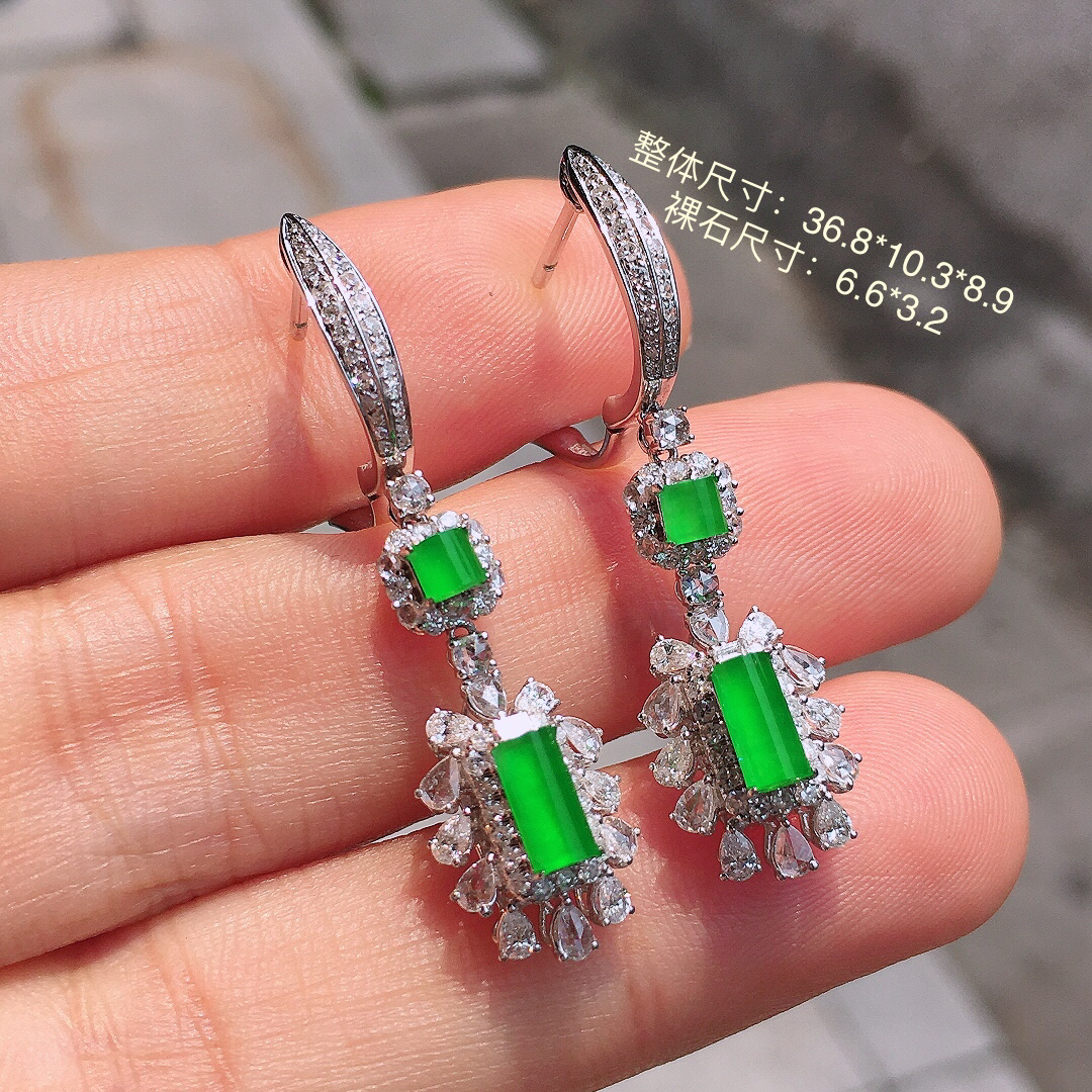 阳绿二合一耳坠，色泽均匀艳丽，玉质细腻，荧光感超
强，饱满圆润，尽显优雅气质，18k
金豪华镶嵌