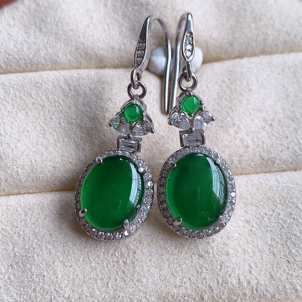 冰润满绿翡翠925银镶嵌耳坠，自然光实拍，翠色灵动，颜色漂亮，种老水足，品相佳，佩戴佳品！W815.22取一整体尺寸：12.2-5.9mm  裸石尺寸：9.6-8