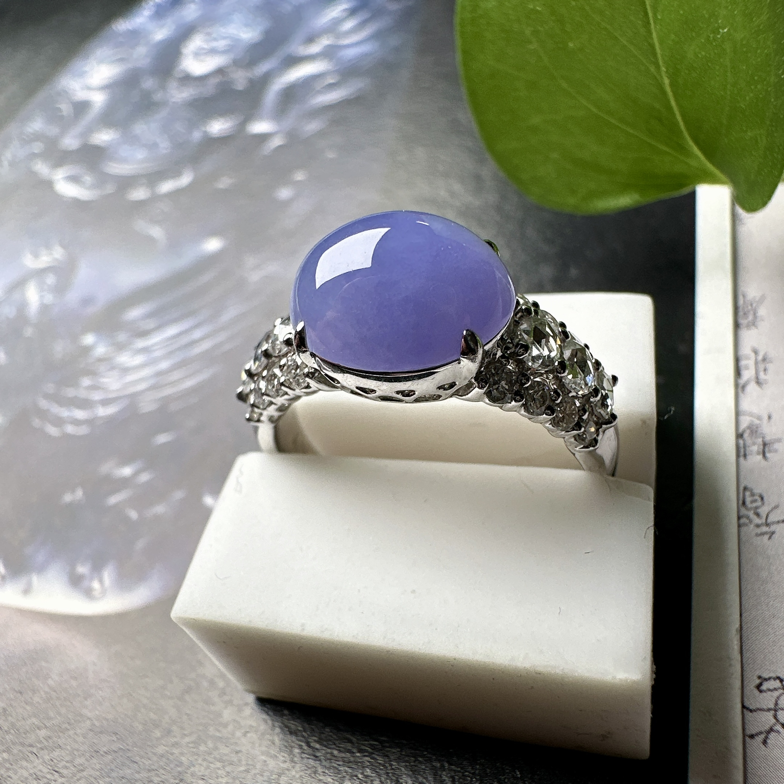 【冰种紫蛋面戒指】质地细腻，饱满度很好，晶莹剔透，18k金钻镶嵌，裸石尺寸10.4*8.6*5.3毫米