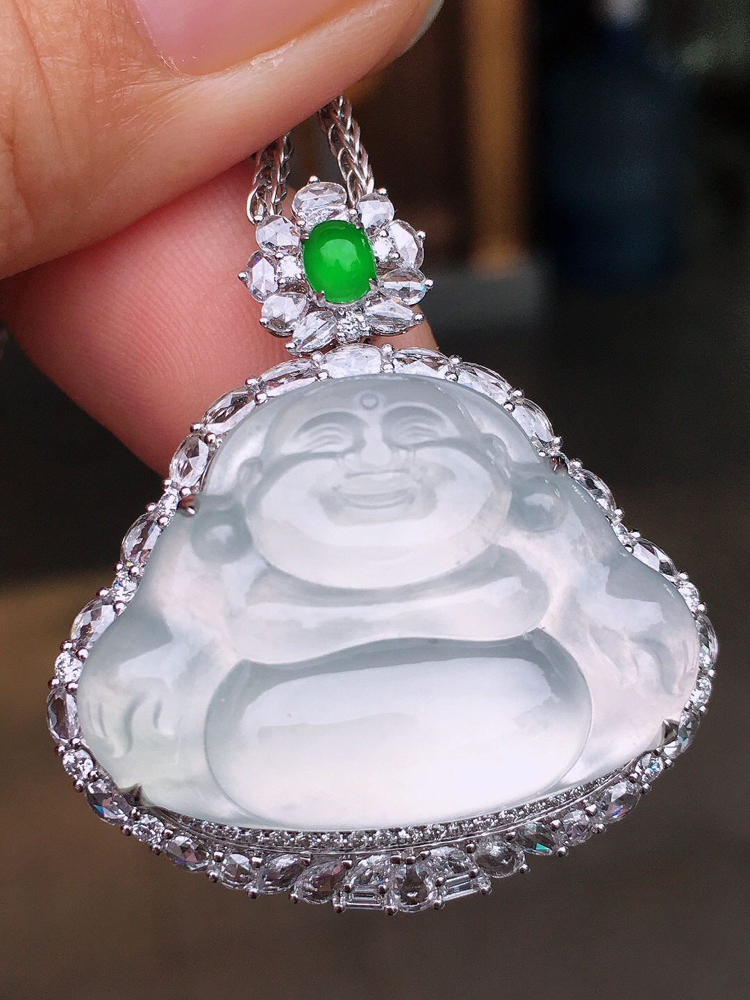 冰种佛公吊坠，玉质细腻，荧光感超
强，饱满圆润，尽显优雅气质，18k
金豪华镶嵌