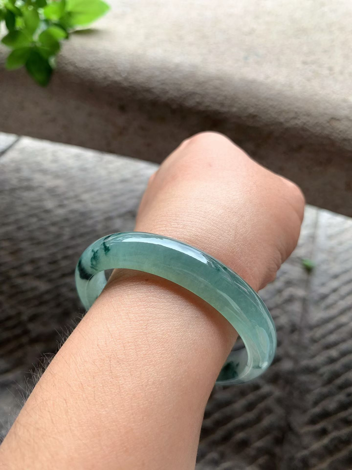 飘花正圈手镯尺寸55.5*11.8*7.5 玉质细腻，通透水润，冰油底色，光泽清亮，水墨花色，灵动飘逸！