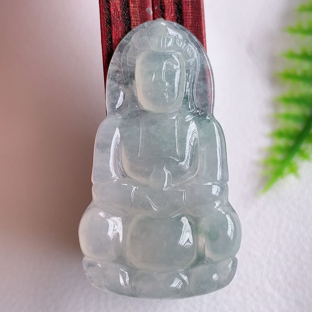 冰润精雕观音吊坠，法相端庄大气，工艺精湛，种色浓郁，细腻饱满冰润，种老水足，收藏佳品，佩戴大气  W