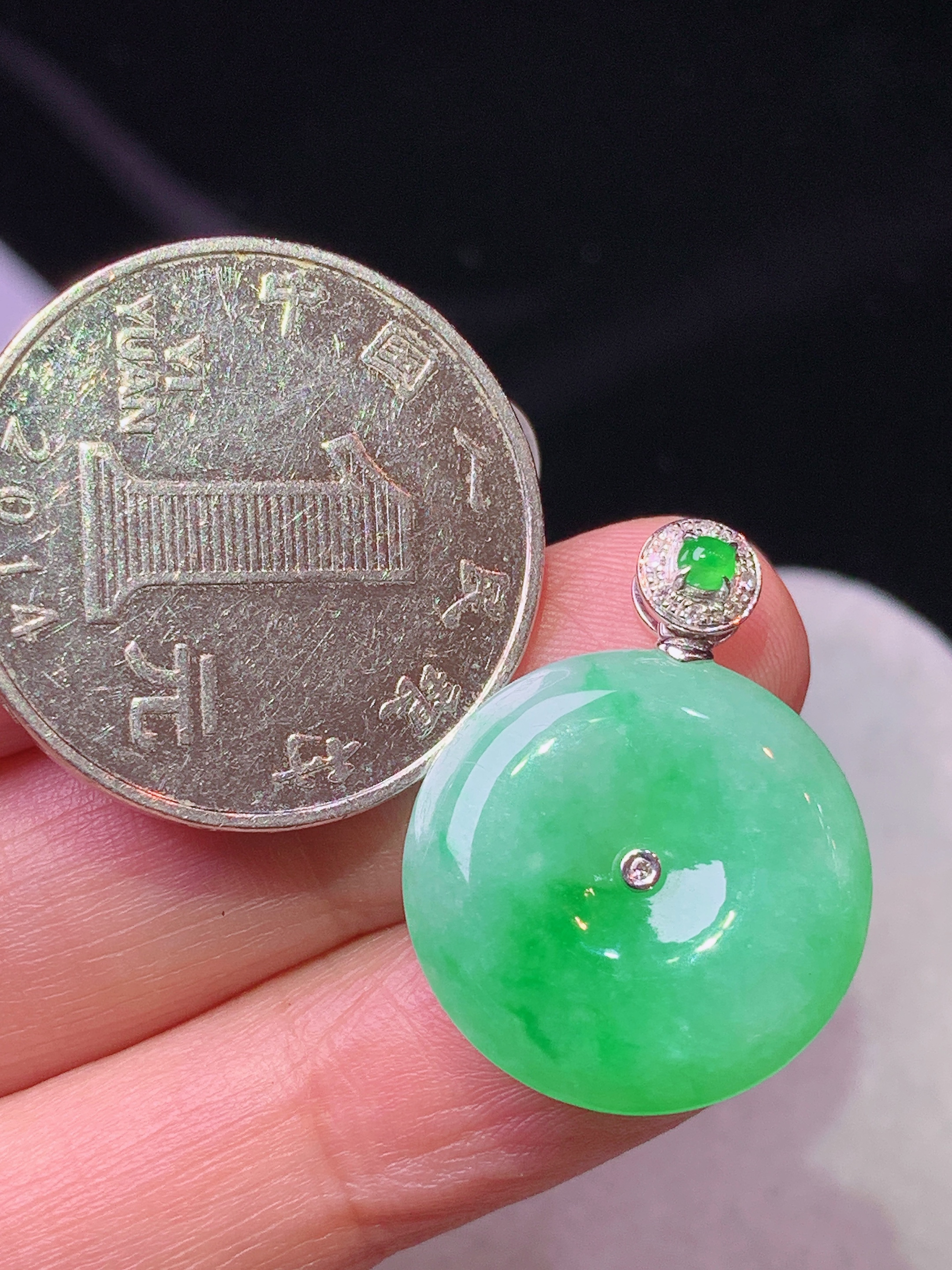 18k金钻镶嵌阳绿平安扣吊坠 玉质细腻 色泽艳丽清新 水润亮眼 整体尺寸25.2*19*5b2