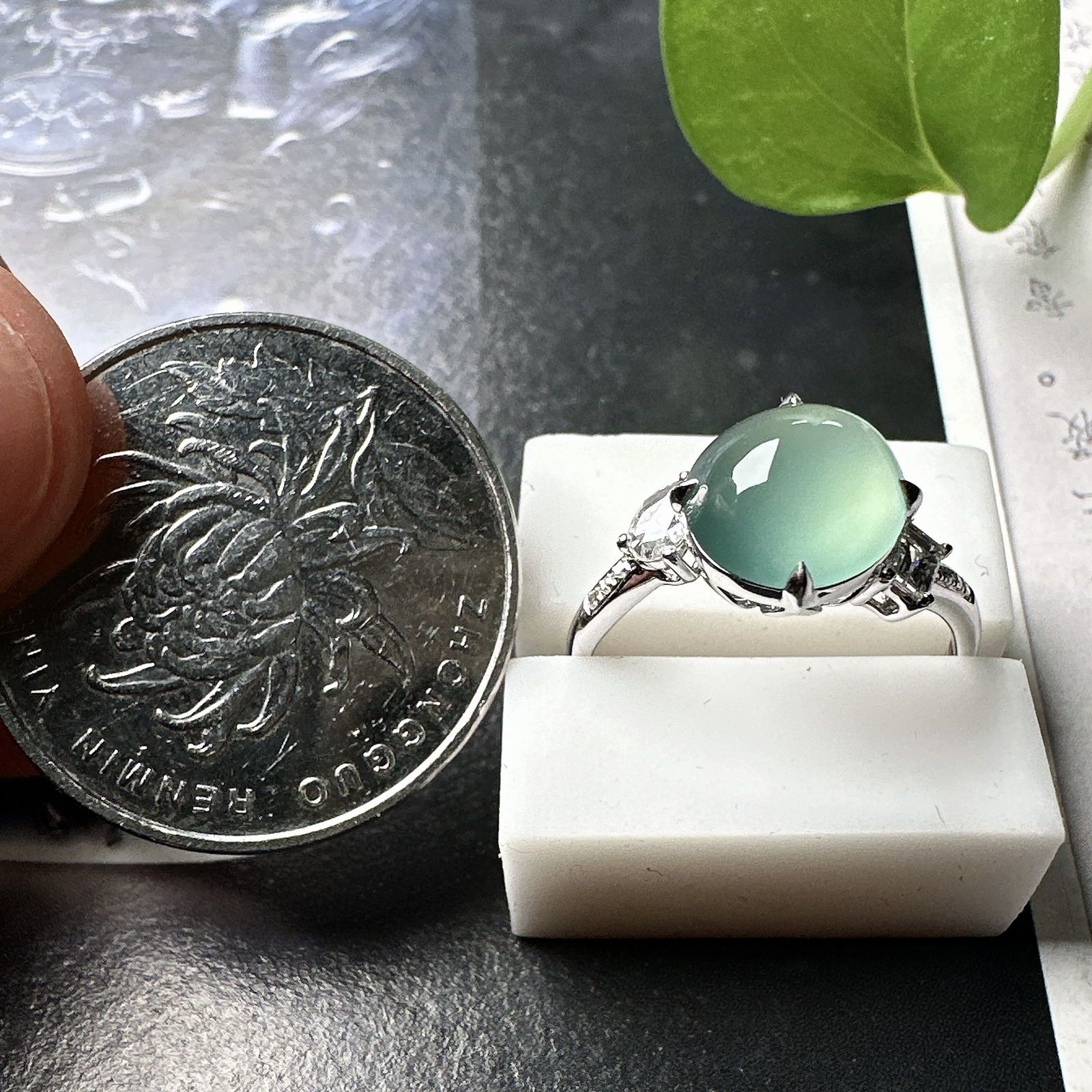 【冰种晴蓝蛋面戒指】质地细腻清爽，荧光感强烈，18K金钻镶嵌，裸石尺寸9*8.4*4.9毫米