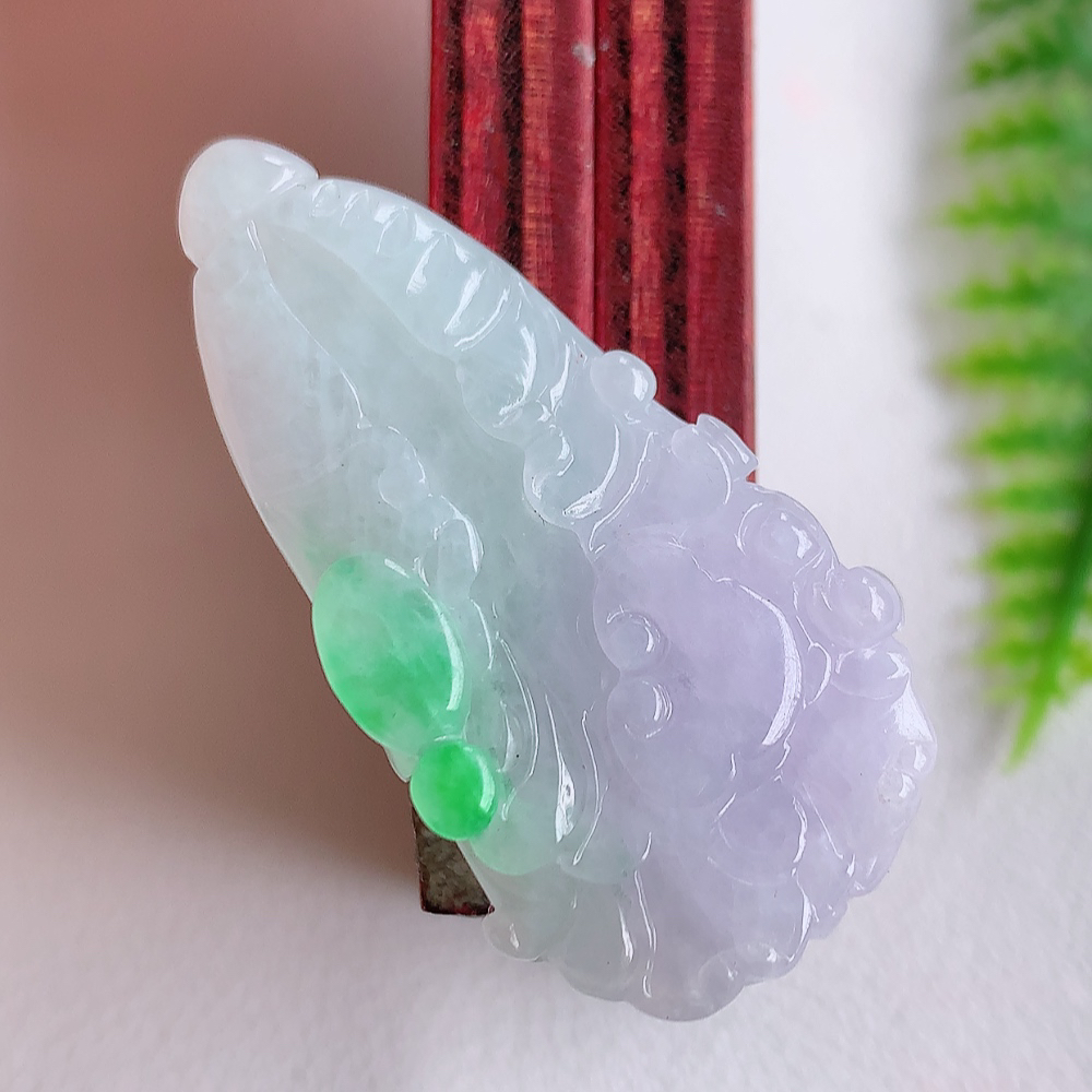 冰润翡翠招百财紫罗兰白菜吊坠，百财聚来，财源滚滚，色泽鲜艳。精工水润的白菜，性价比高！    W003.22尺寸  39.1-20.4-9.2