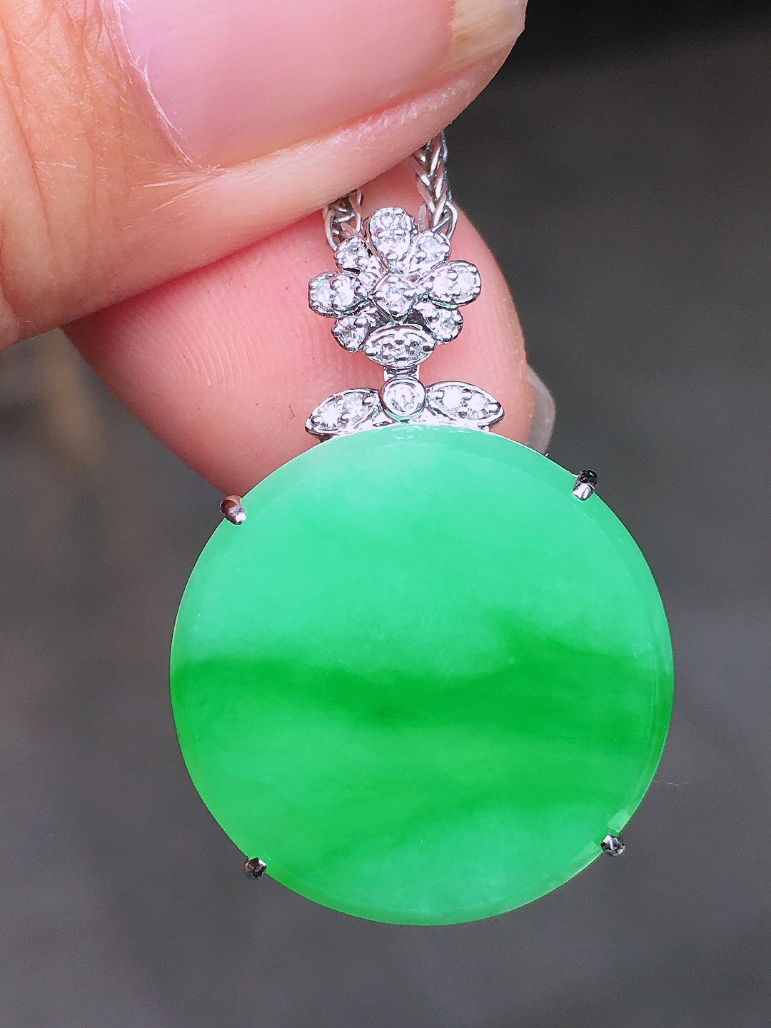 阳绿平安扣吊坠，色泽均匀艳丽，玉质细腻，荧光感超
强，饱满圆润，尽显优雅气质，18k
金豪华镶嵌