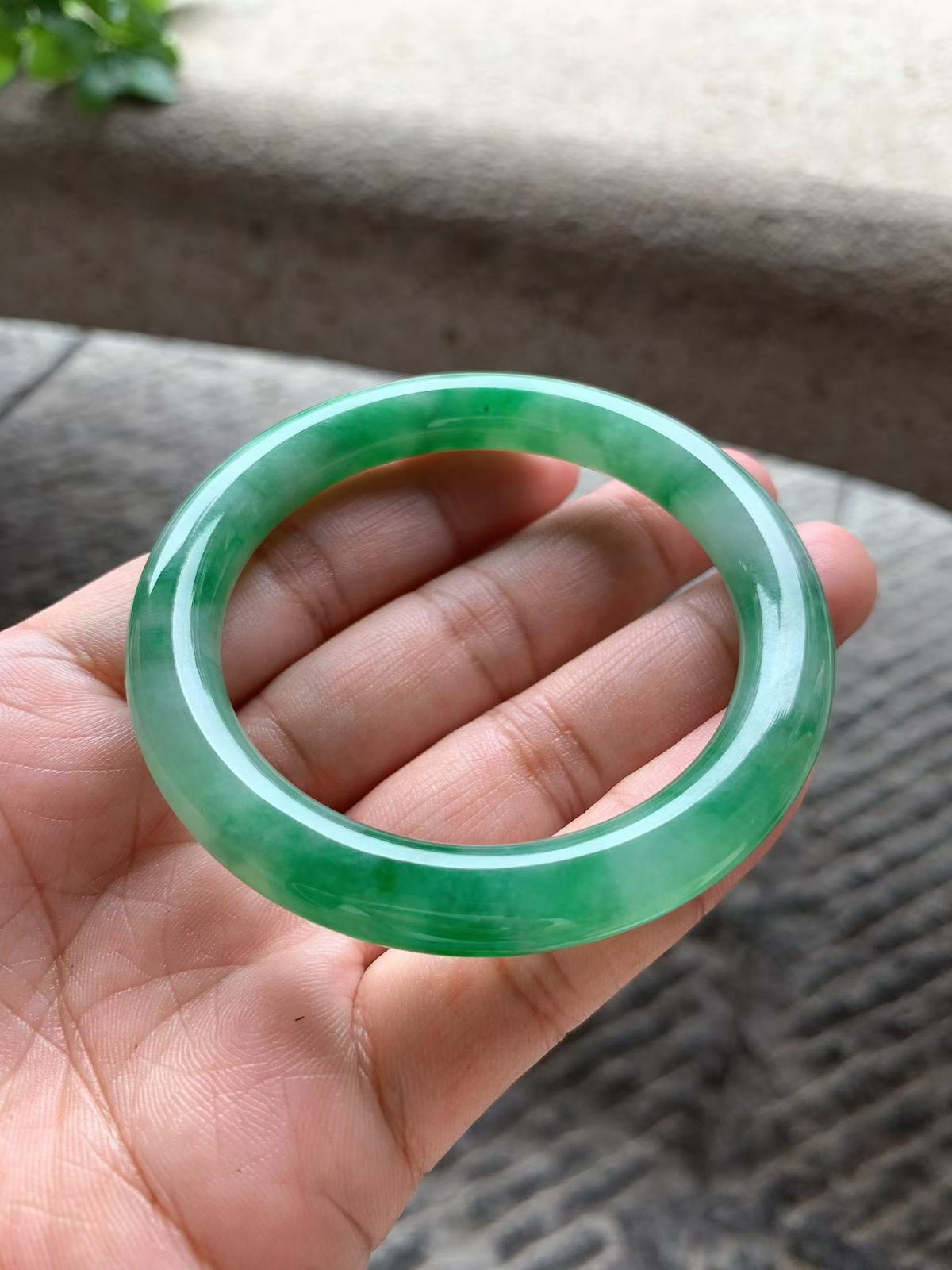 满绿圆条手镯尺寸53.8*9*9 底子细腻干净，通透水润，颜色鲜亮，上手耐看又显贵！