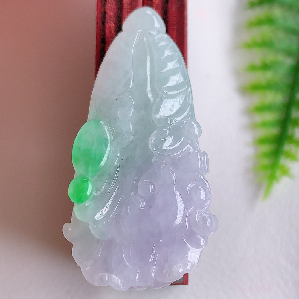 冰润翡翠招百财紫罗兰白菜吊坠，百财聚来，财源滚滚，色泽鲜艳。精工水润的白菜，性价比高！    W00