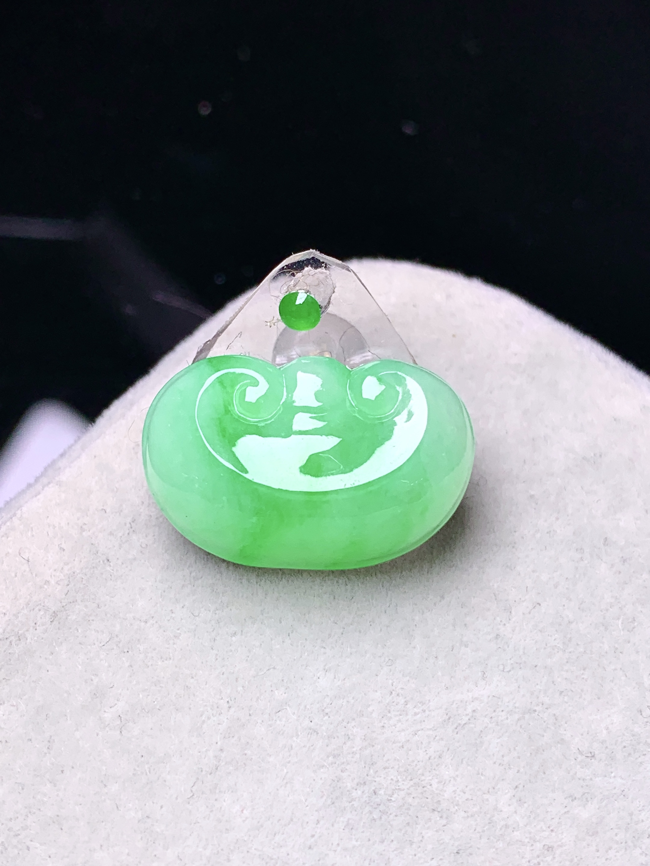 镶嵌款 阳绿如意头吊坠 玉质细腻 色泽艳丽清新 水润亮眼 整体尺寸11.5*17.5*6.2*2x