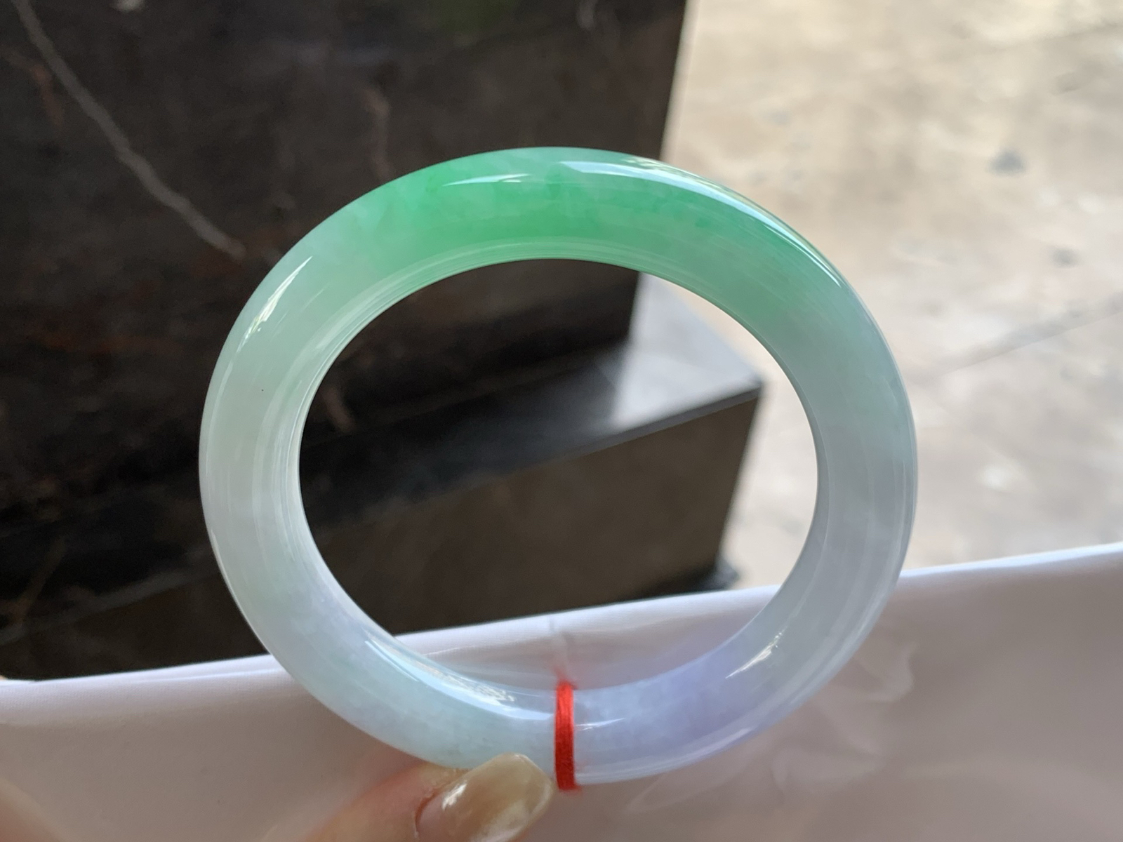 60-141.6

阳绿色大圈口圆条手镯^_^有种有色～绿色浓郁漂亮