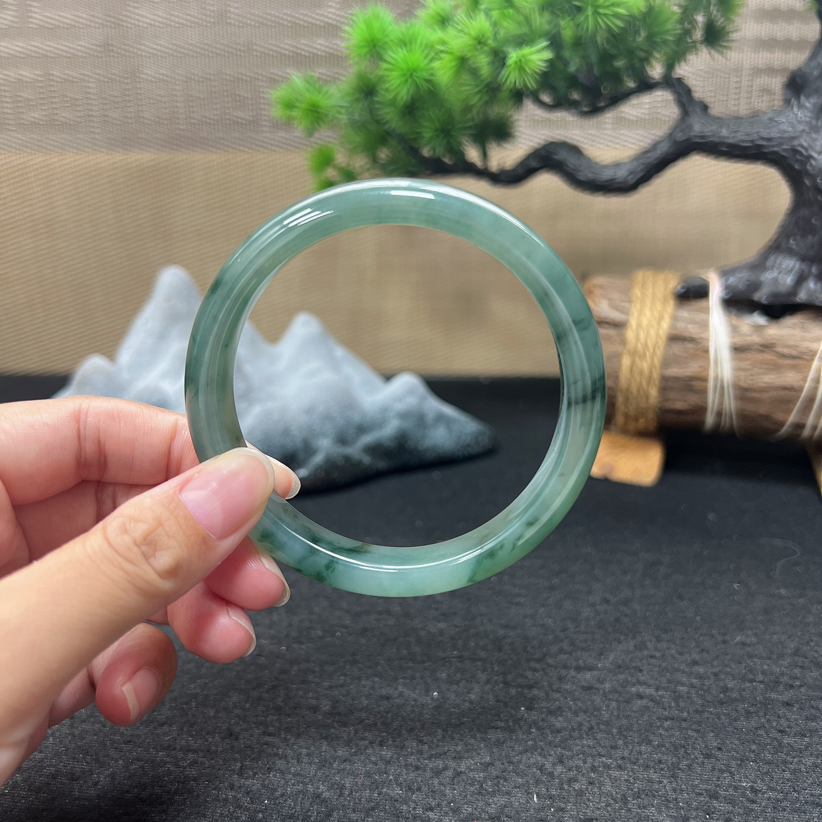 62圈口正圈油青飘花手镯