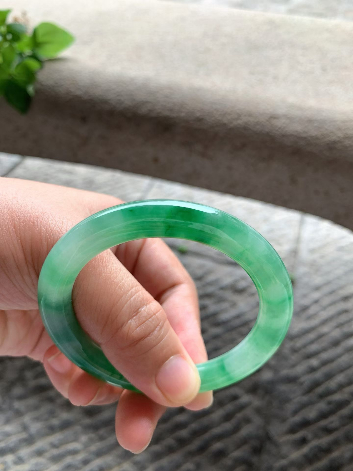 满绿圆条手镯尺寸53.8*9*9 底子细腻干净，通透水润，颜色鲜亮，上手耐看又显贵！