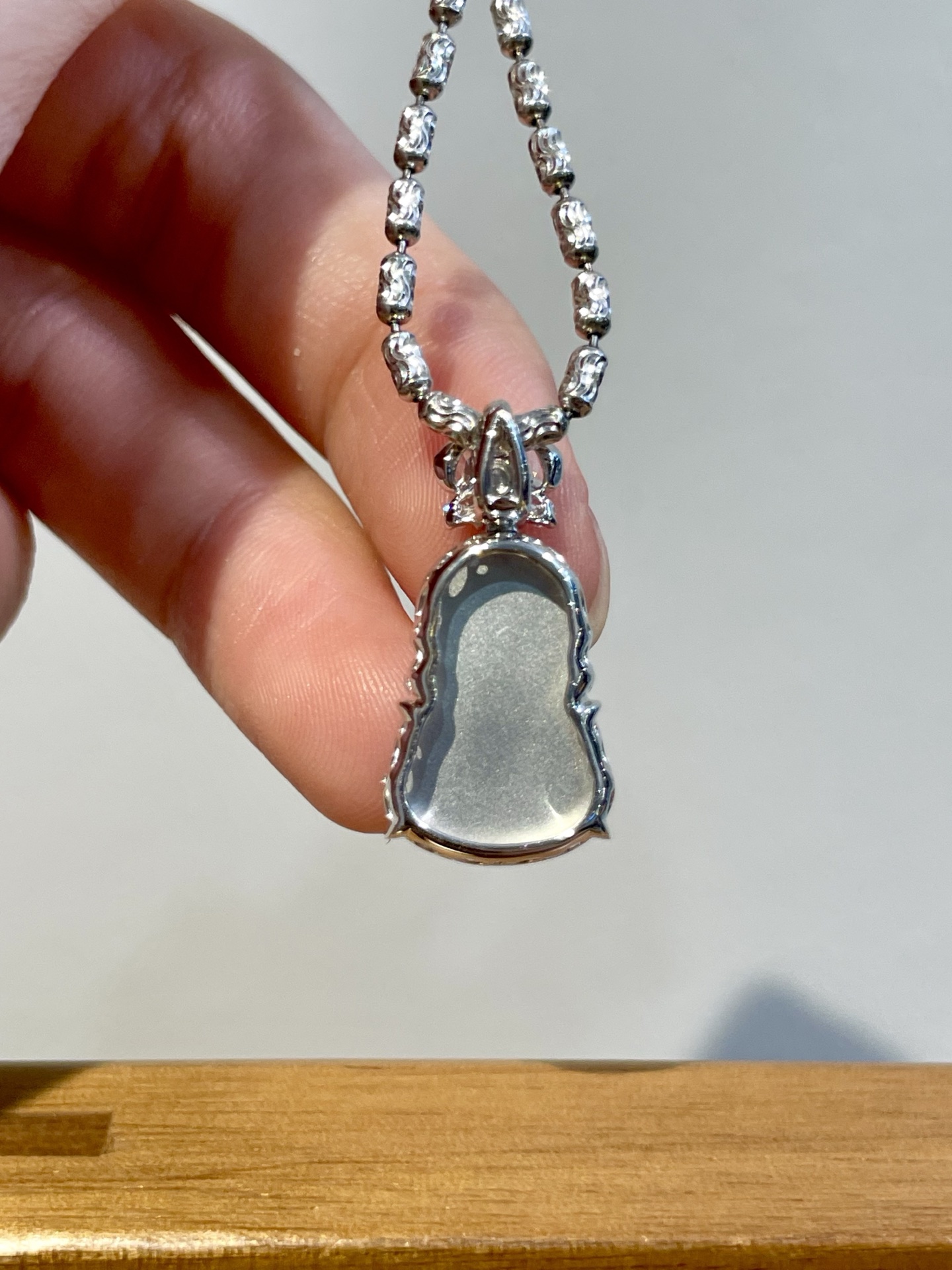 ️ 18k玻璃种宝宝佛吊坠，糯叽叽的萌态，玻璃种的清透，让这尊宝宝佛像一颗凝固的露珠，愿你在纷扰世间，依然保有一颗童真的心，被岁月温柔以待～守护你心底那个永远纯真的小孩，尺寸：整体23.5/11.8/6.3裸石17.0/11.8/3.3