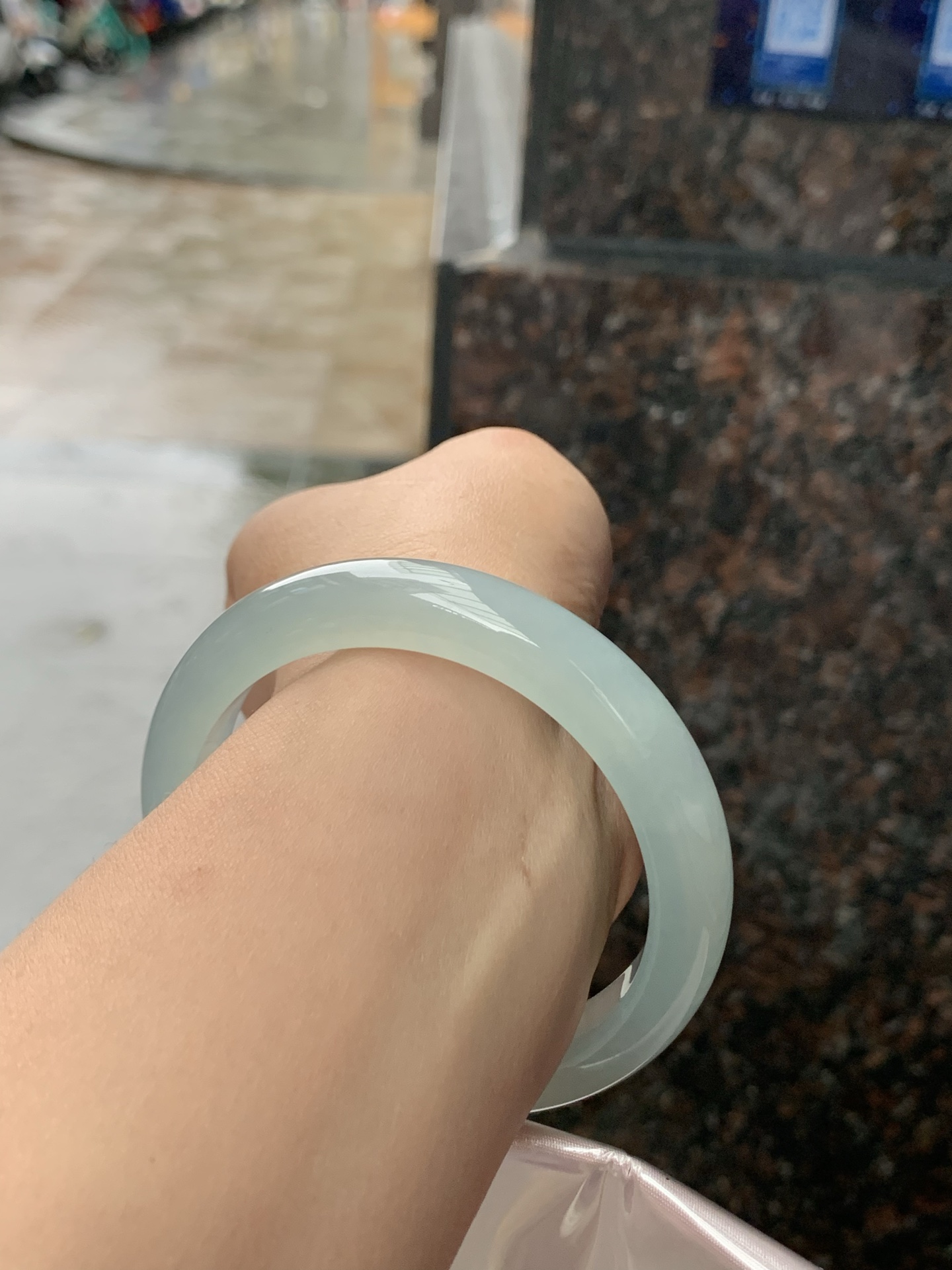 冰蓝正圈，58.5-12.2-8.8，0423-N514，无裂，底妆冰润细腻，千变万化的冰晴蓝底色，拥有海的颜色，却散发着星空的光芒，这是一只来自冰川蓝的清冷气质仙女镯。