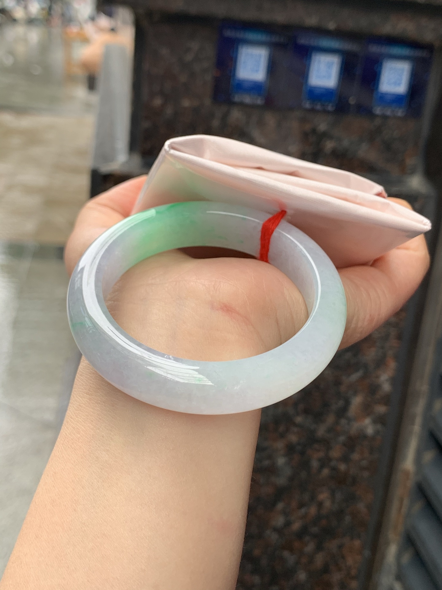 冰春彩正圈，53.5-13.2-9，0423-N517，打灯纹裂，不扣，底妆水润，淡淡粉底色飘阳绿花，气质温婉而迷人。