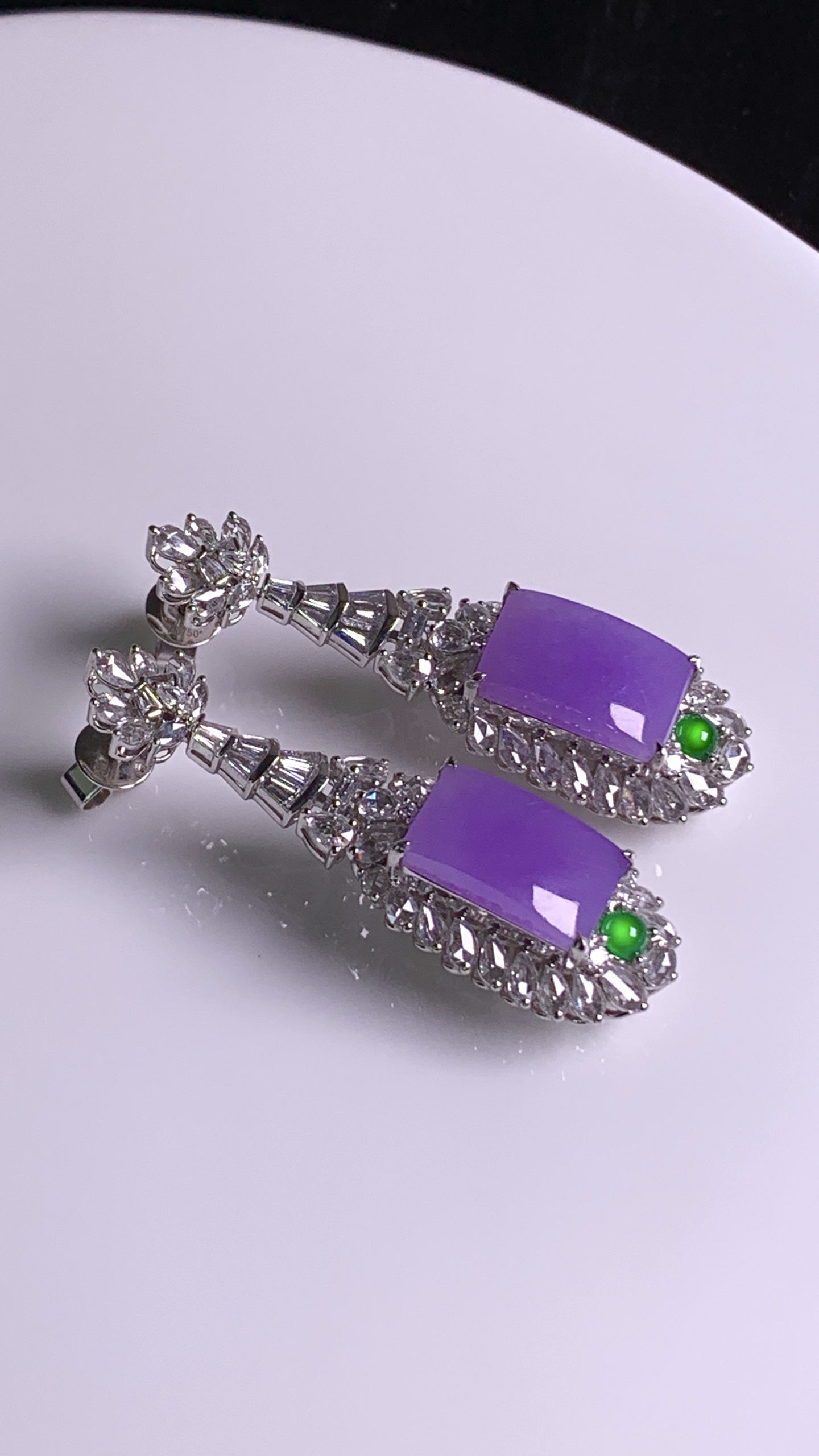 ️，18k金镶嵌方牌耳坠，紫色浓郁，见光靓美入心坎，尺寸：成品：43.1/13.7/10.1，裸石：13.2/7.8，b17422