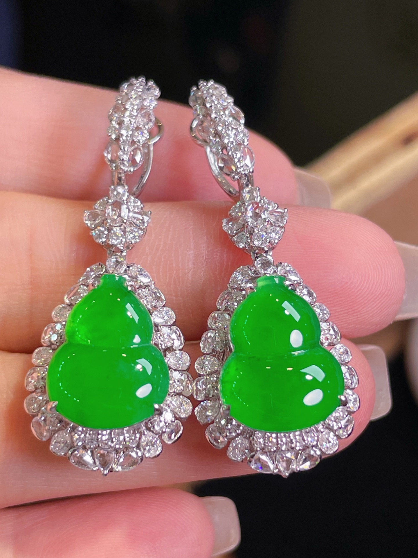 ️超值，翡翠A货 葫芦耳环，阳绿满色，料子冰润细腻，种老起光，18k金镶真钻，上身佩戴效果很好4